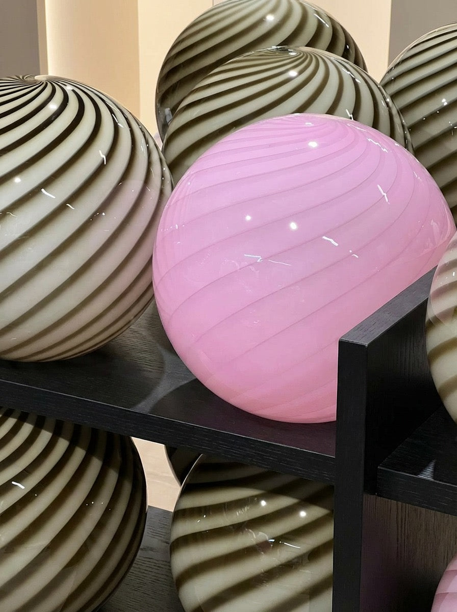 Lampada da tavolo Candy a sfera in vetro di Murano rosa a spirale D40