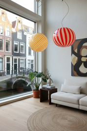 Lampada a sospensione Candy ovale in vetro di Murano rossa e bianca dritta D40