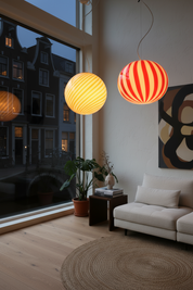 Lampada a sospensione Candy ovale in vetro di Murano rossa e bianca dritta D40