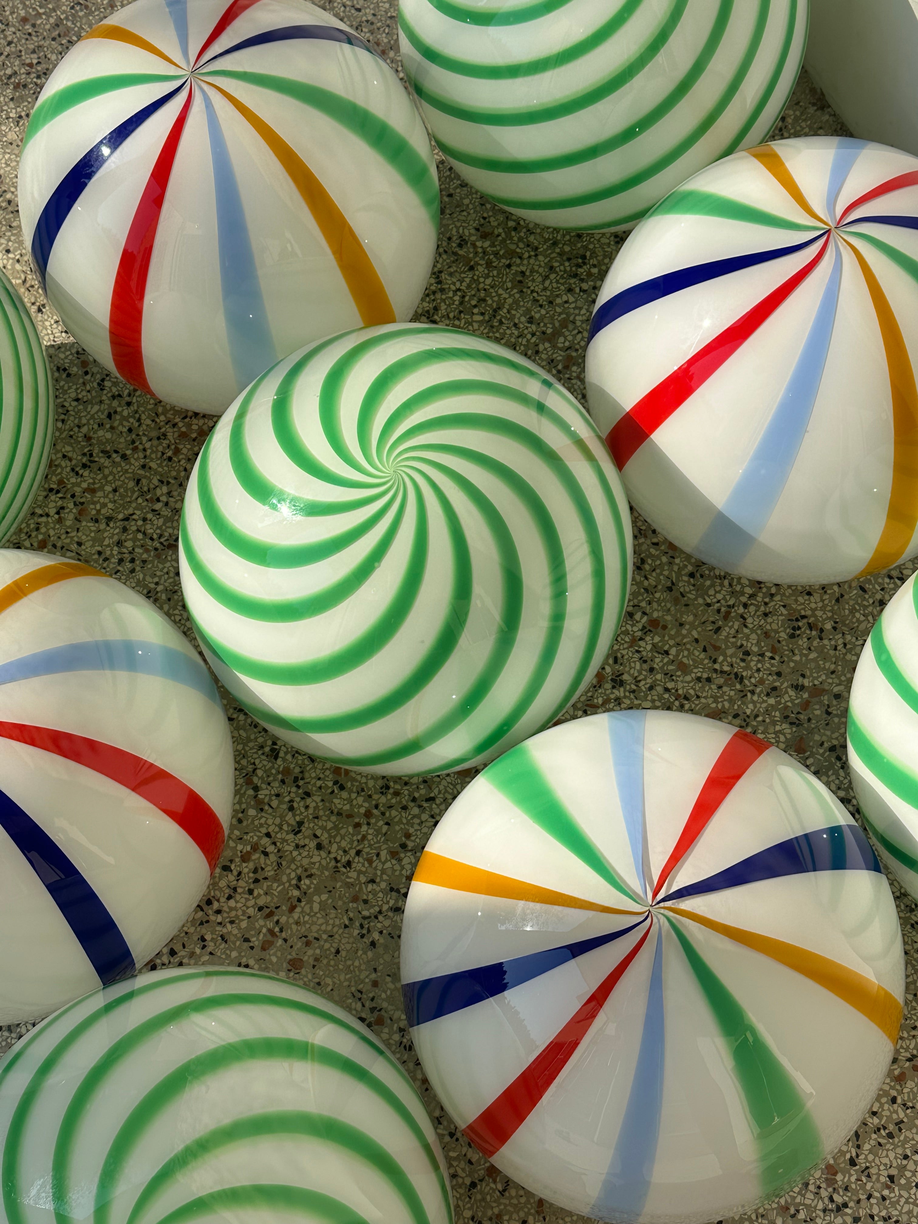 Lampada da tavolo Candy a sfera in vetro di Murano verde menta a spirale D30