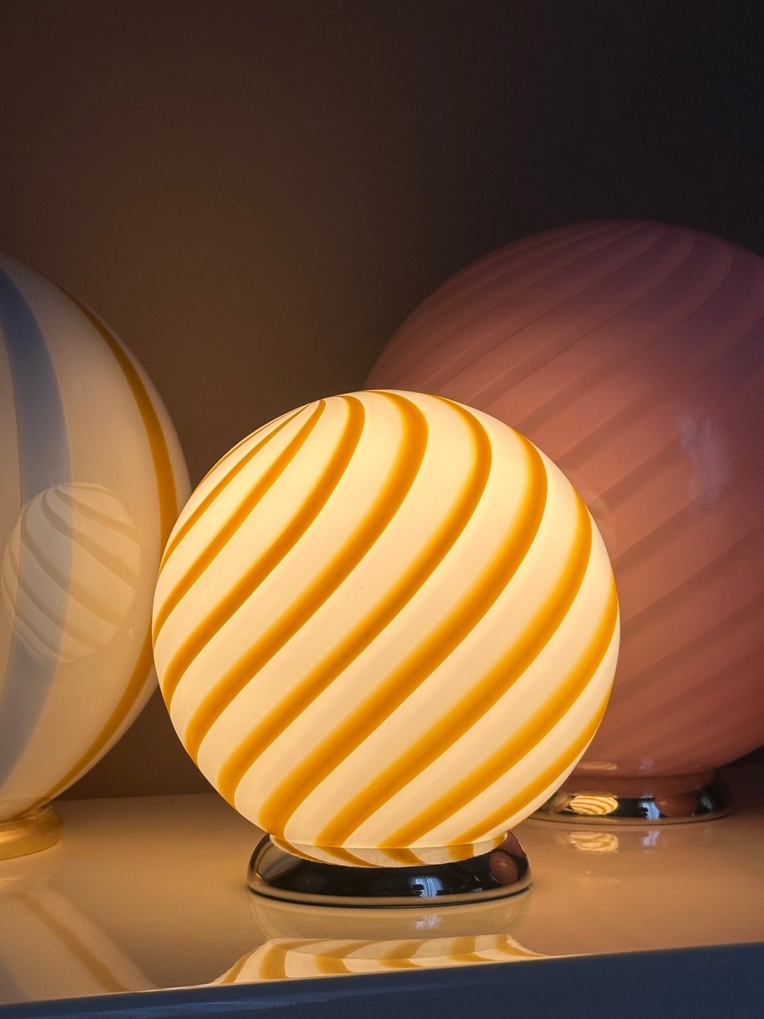 Candy Murano glass sphere table lamp white and yellow swirl D20