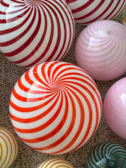 Lampada da tavolo Candy a sfera in vetro di Murano, spirale rossa e bianca D30