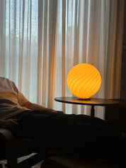 Lampada da tavolo Candy a sfera in vetro di Murano giallo miele a spirale D30