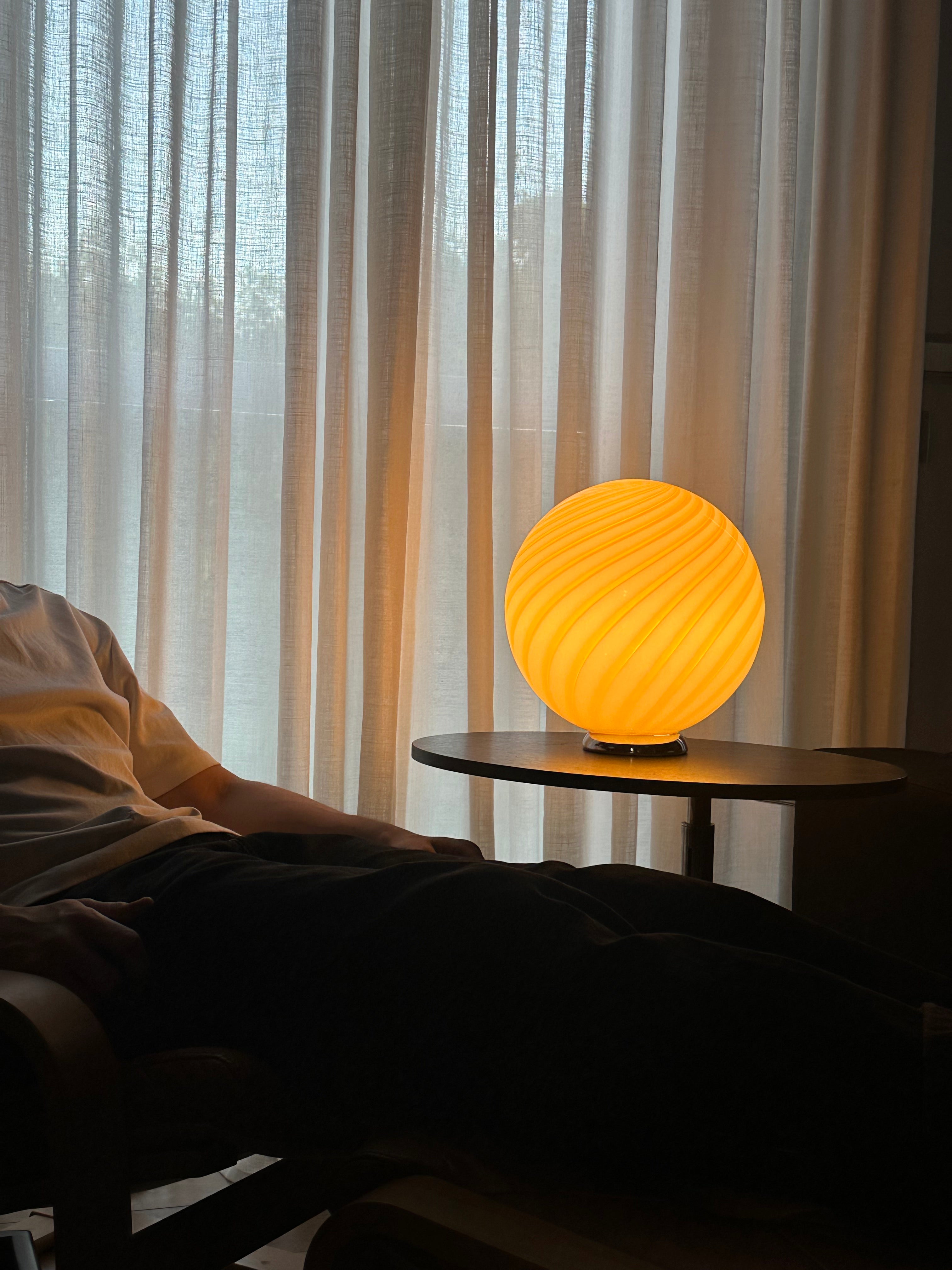 Lampada da tavolo Candy a sfera in vetro di Murano giallo miele a spirale D30