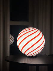Lampada da tavolo Candy a sfera in vetro di Murano, spirale rossa e bianca D30