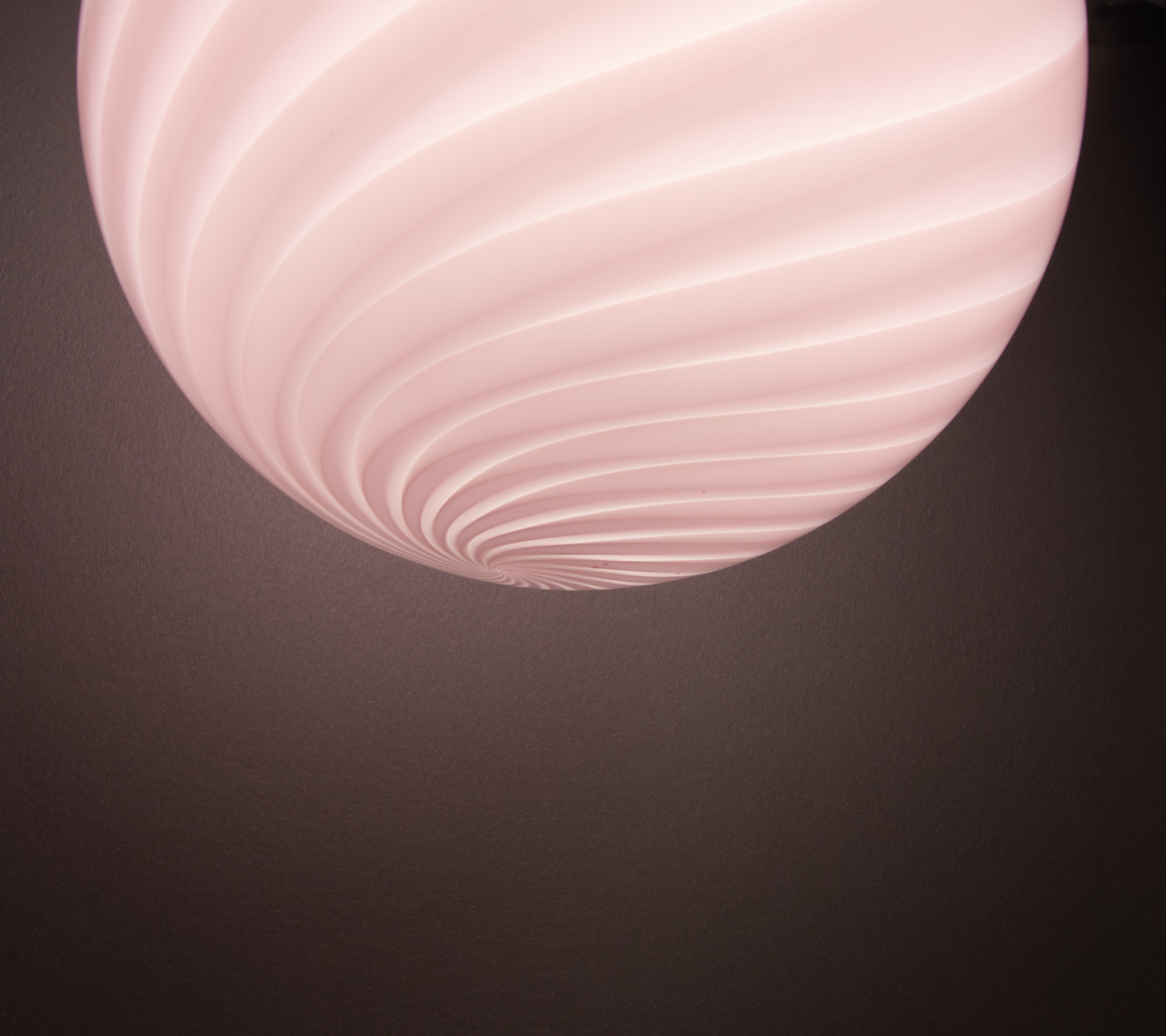 Lampada a sospensione Candy a sfera in vetro di Murano Candy rosa a spirale D40