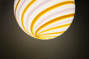 Lampada a sospensione Candy a sfera in vetro di Murano "Love & Senape" spirale rosa e gialla D40