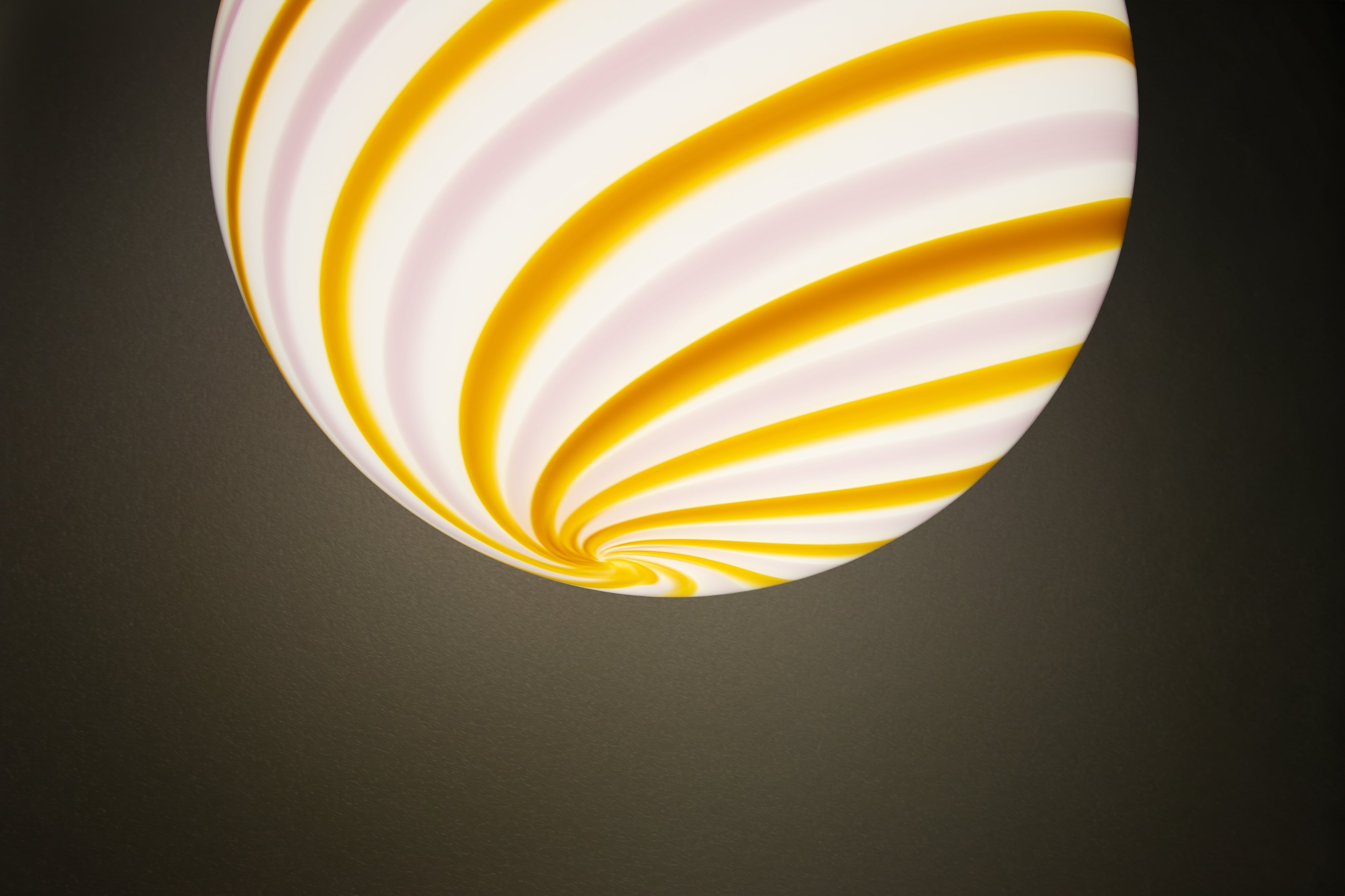 Lampada a sospensione Candy a sfera in vetro di Murano "Love & Senape" spirale rosa e gialla D40