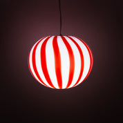 Lampada a sospensione Candy ovale in vetro di Murano rossa e bianca dritta D40