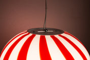 Lampada a sospensione Candy ovale in vetro di Murano rossa e bianca dritta D40