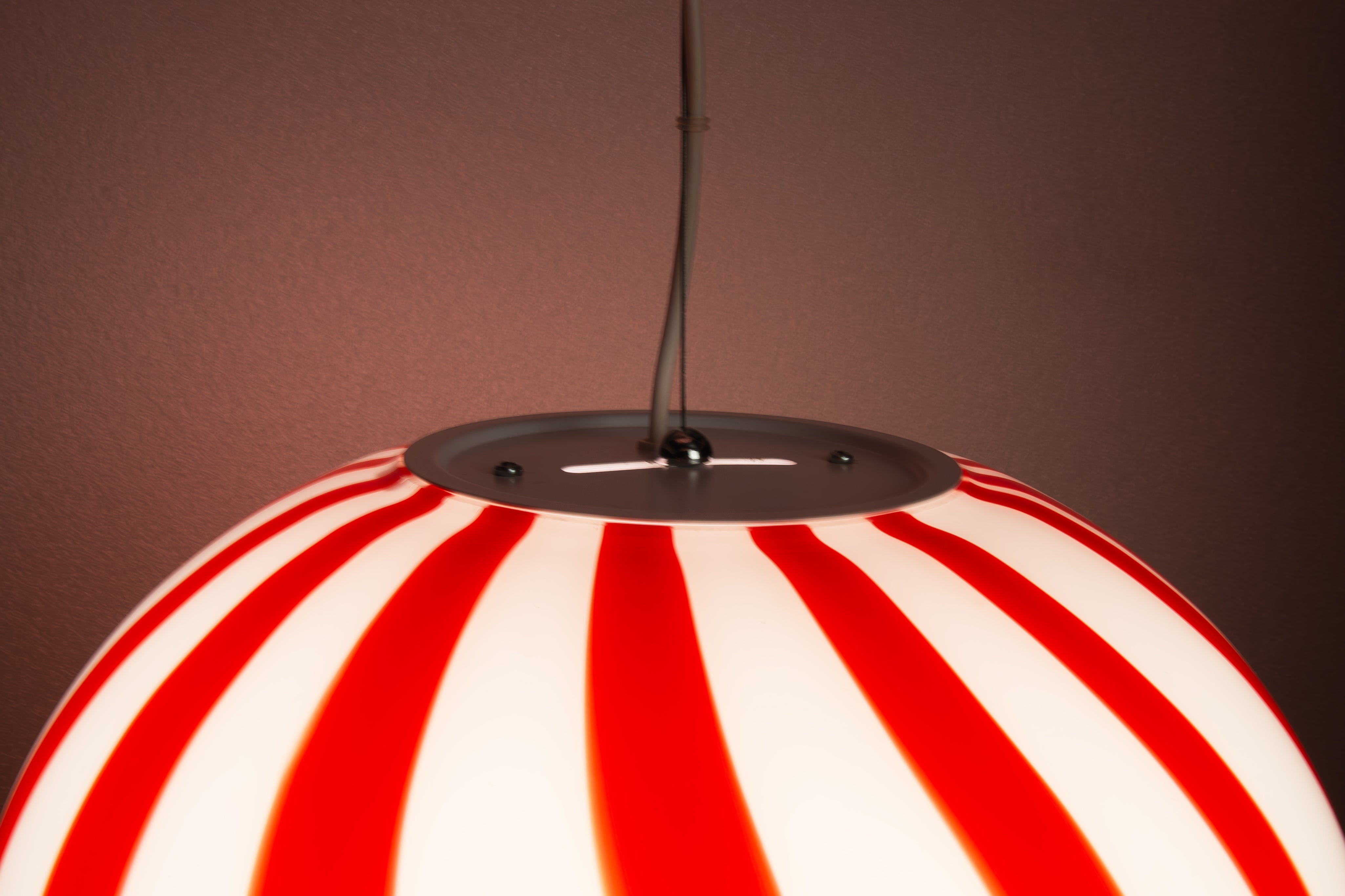 Lampada a sospensione Candy ovale in vetro di Murano rossa e bianca dritta D40