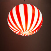 Lampada a sospensione Candy ovale in vetro di Murano rossa e bianca dritta D40