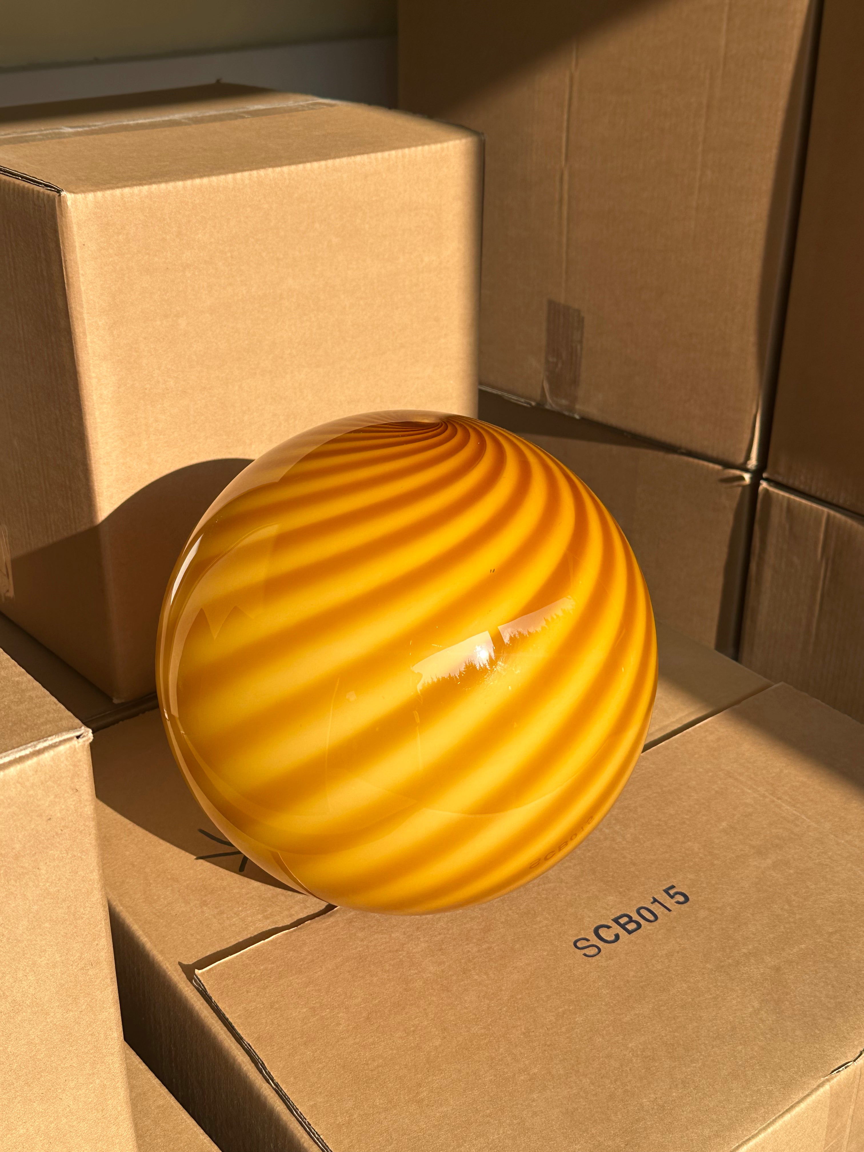Lampada da tavolo Candy a sfera in vetro di Murano giallo miele a spirale D30