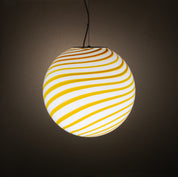 Lampada a sospensione Candy a sfera in vetro di Murano bianco e giallo a spirale D40
