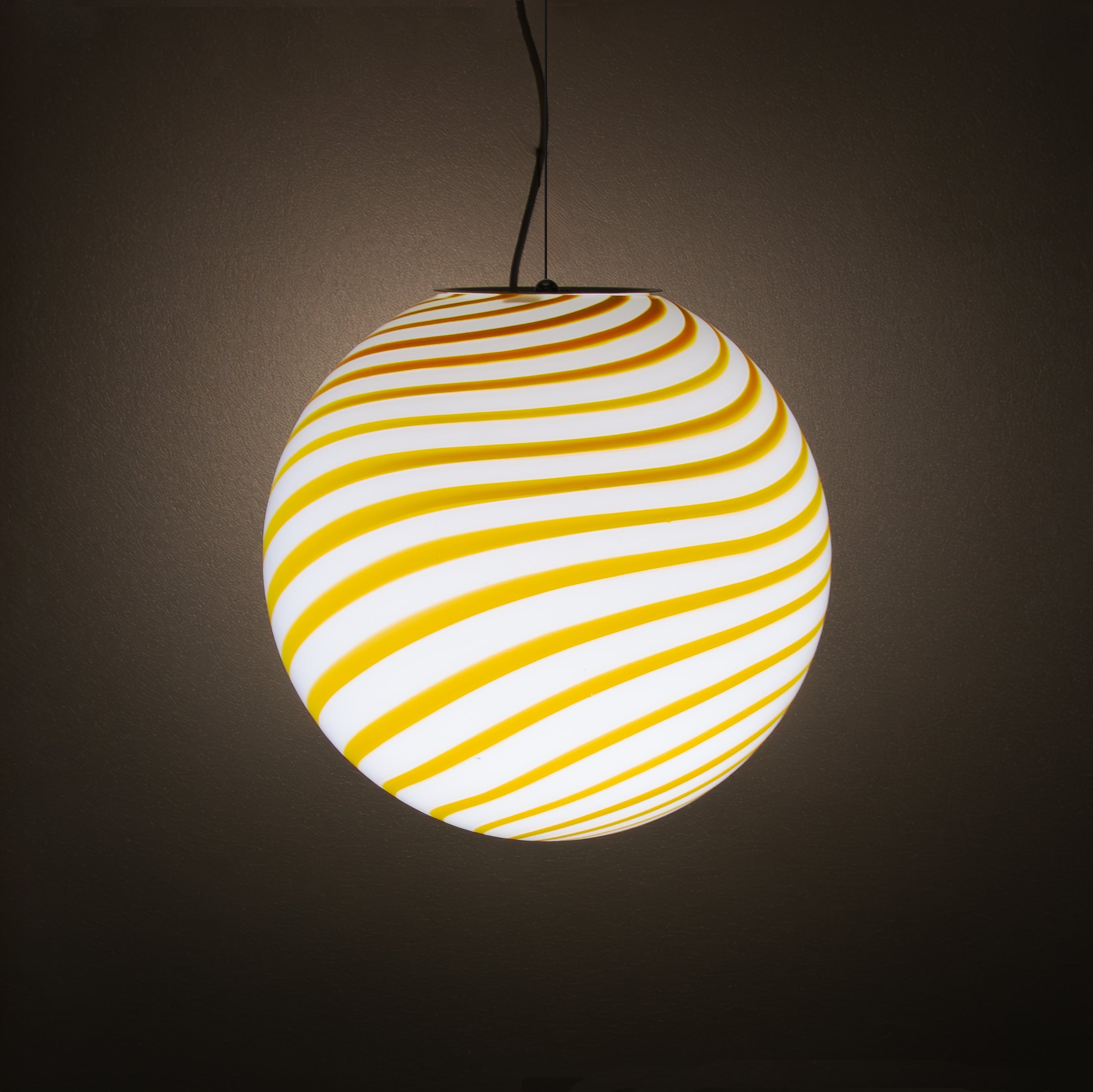 Lampada a sospensione Candy a sfera in vetro di Murano bianco e giallo a spirale D40