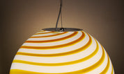 Lampada a sospensione Candy a sfera in vetro di Murano bianco e giallo a spirale D40