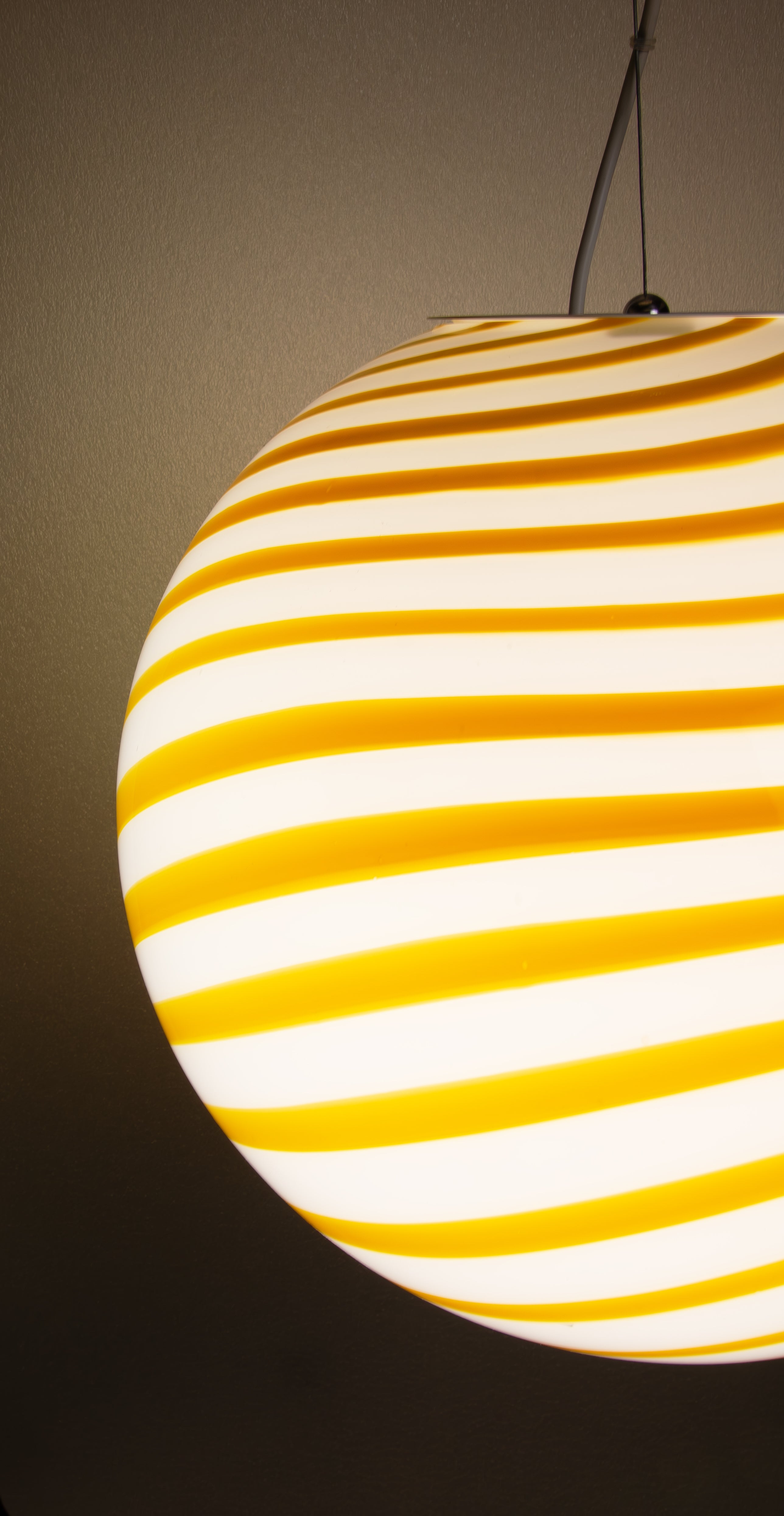 Lampada a sospensione Candy a sfera in vetro di Murano bianco e giallo a spirale D40