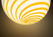 Lampada a sospensione Candy a sfera in vetro di Murano bianco e giallo a spirale D40