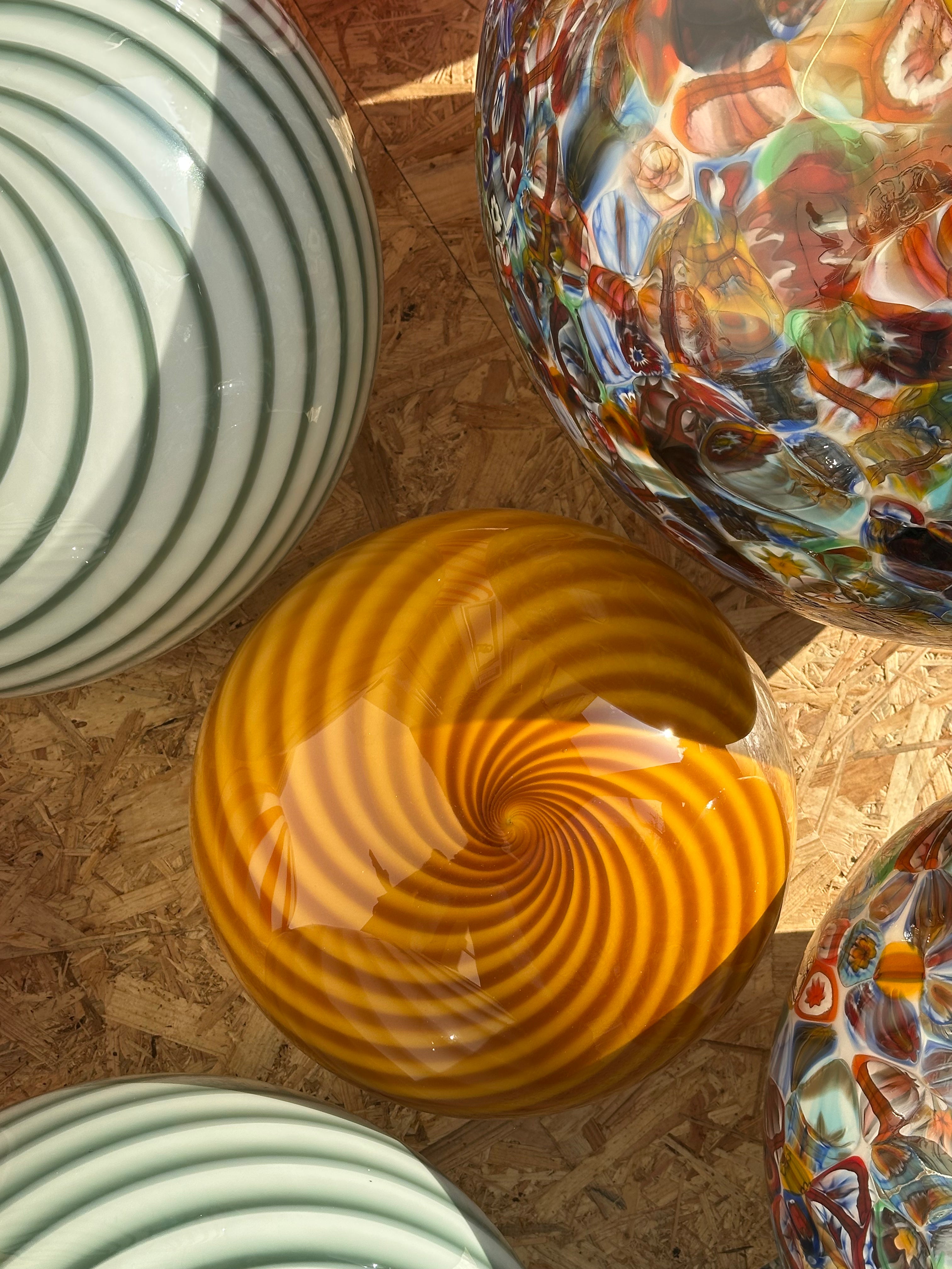 Lampada a sospensione Candy a sfera in vetro di Murano giallo miele a spirale D40