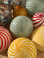 Lampada da tavolo Candy a sfera in vetro di Murano bianco e giallo a spirale D40