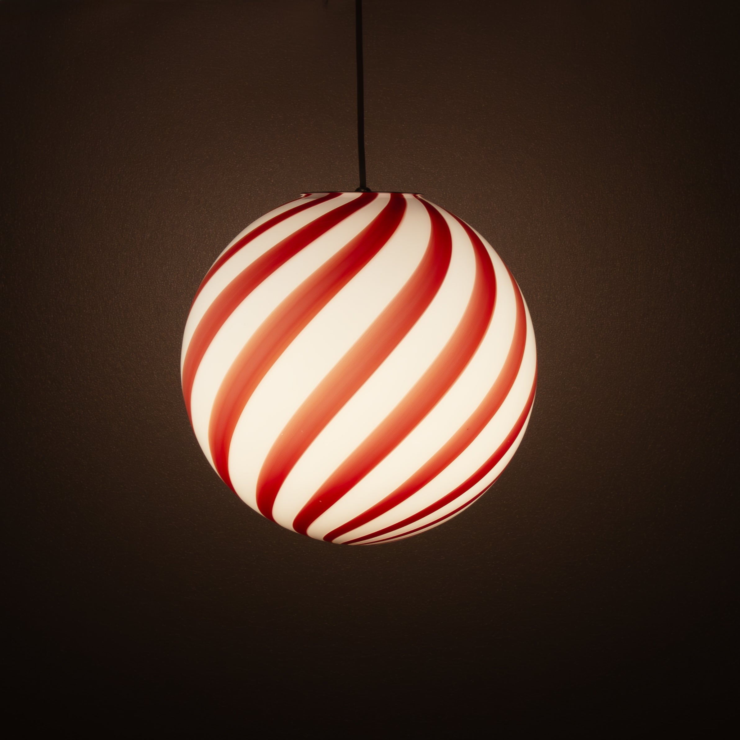 Lampada a sospensione Candy a sfera in vetro di Murano, rosso ciliegia a spirale D30