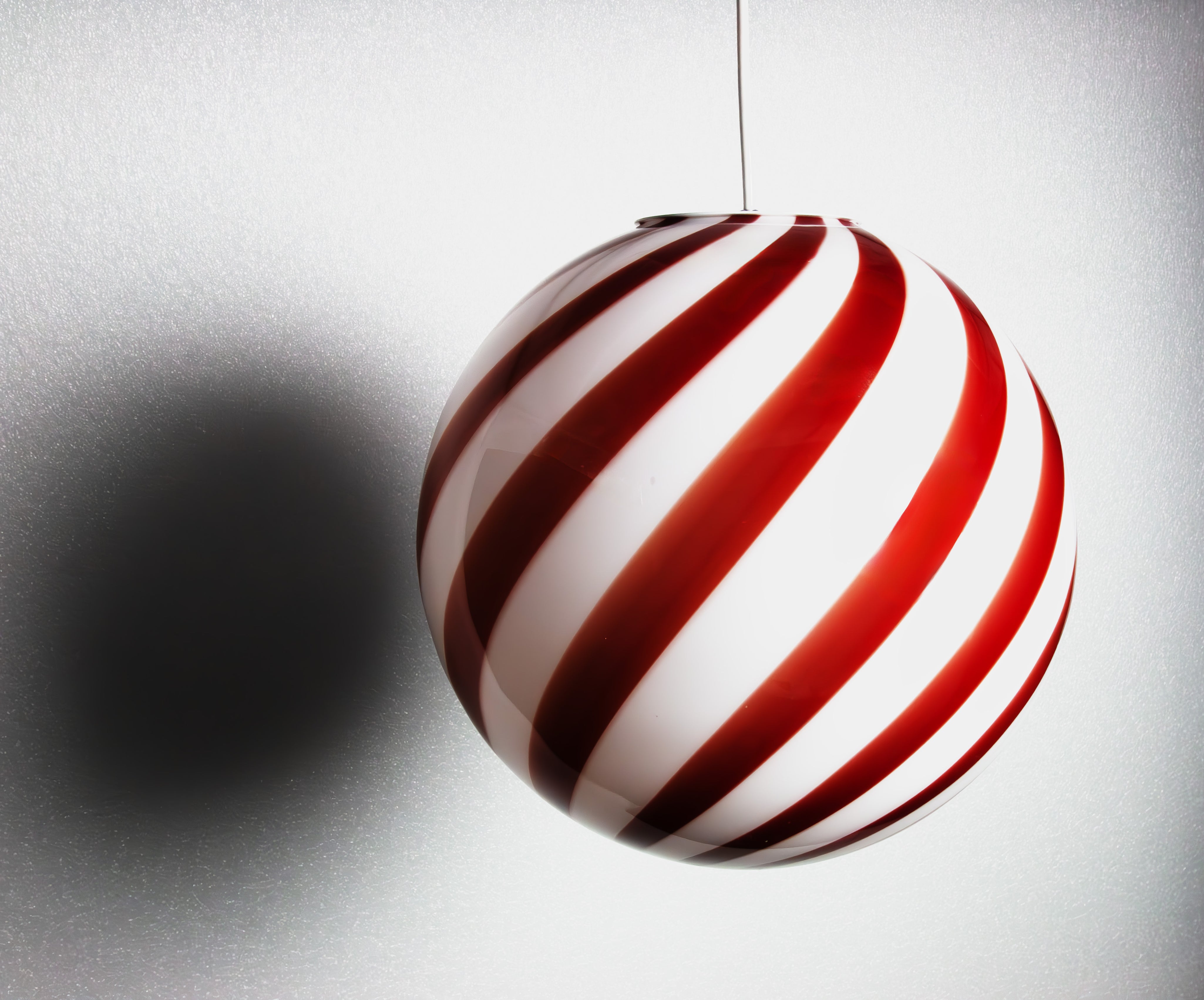 Lampada a sospensione Candy a sfera in vetro di Murano, rosso ciliegia a spirale D30