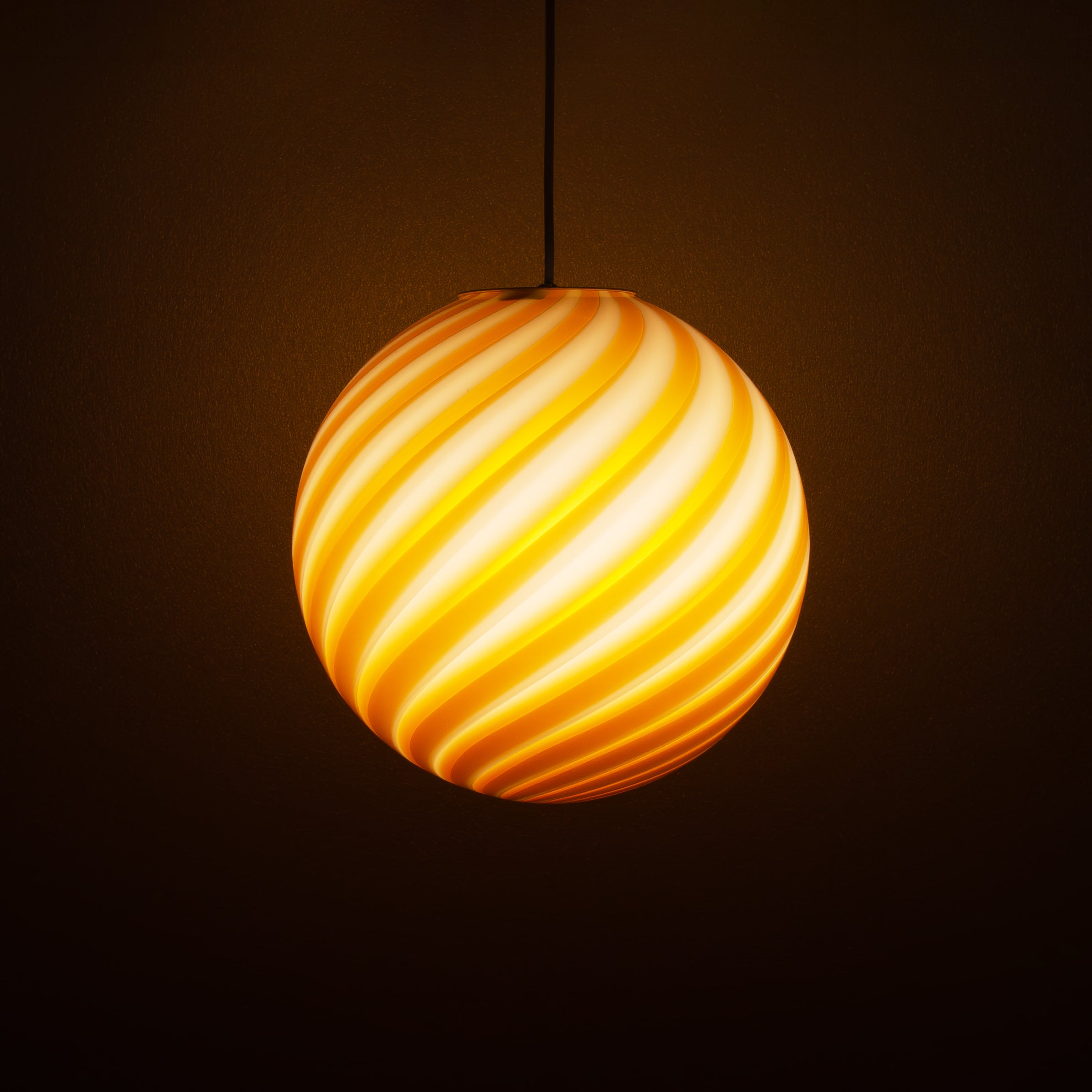 Lampada a sospensione Candy a sfera in vetro di Murano giallo miele a spirale D30