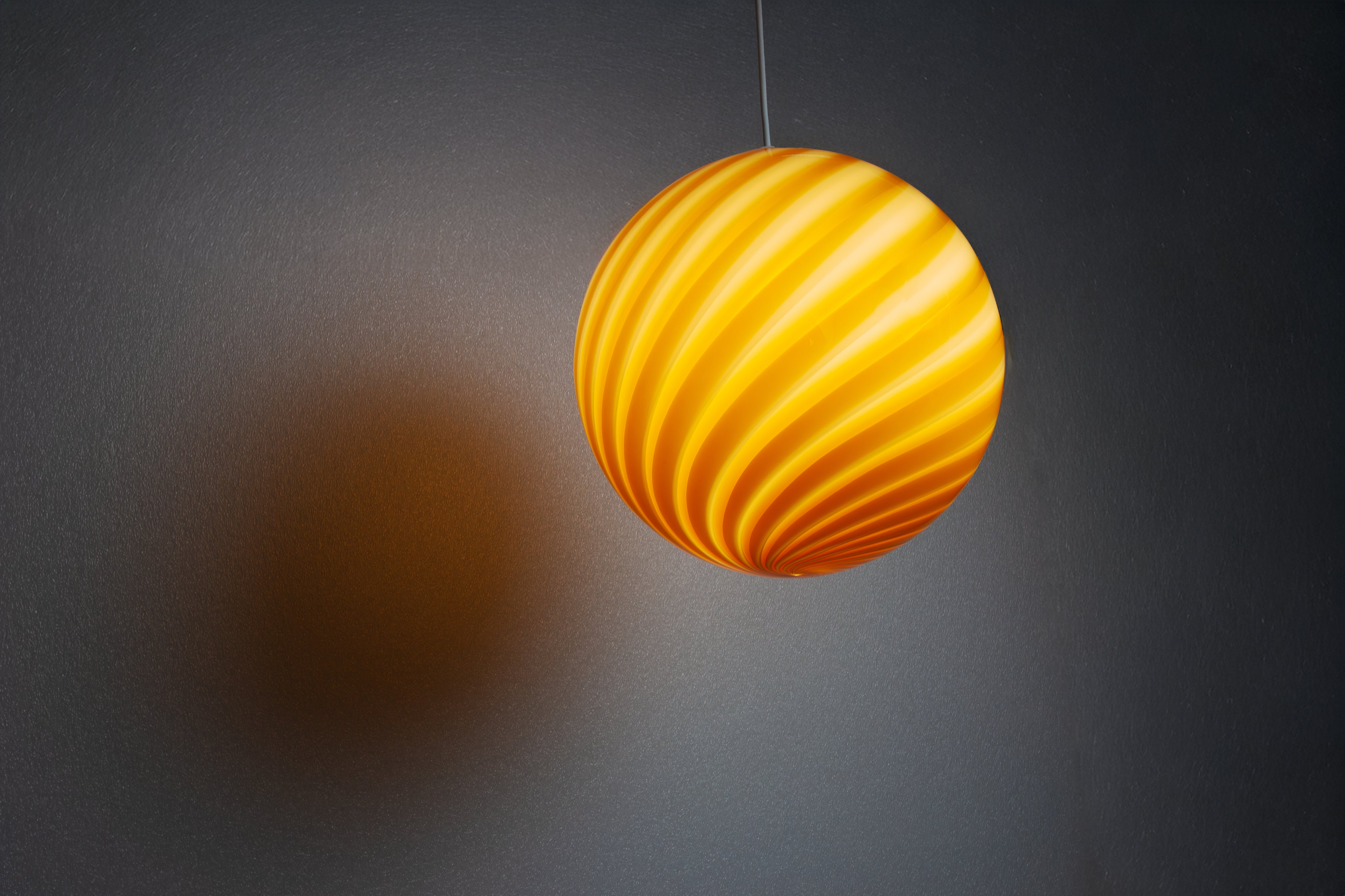 Lampada a sospensione Candy a sfera in vetro di Murano giallo miele a spirale D30