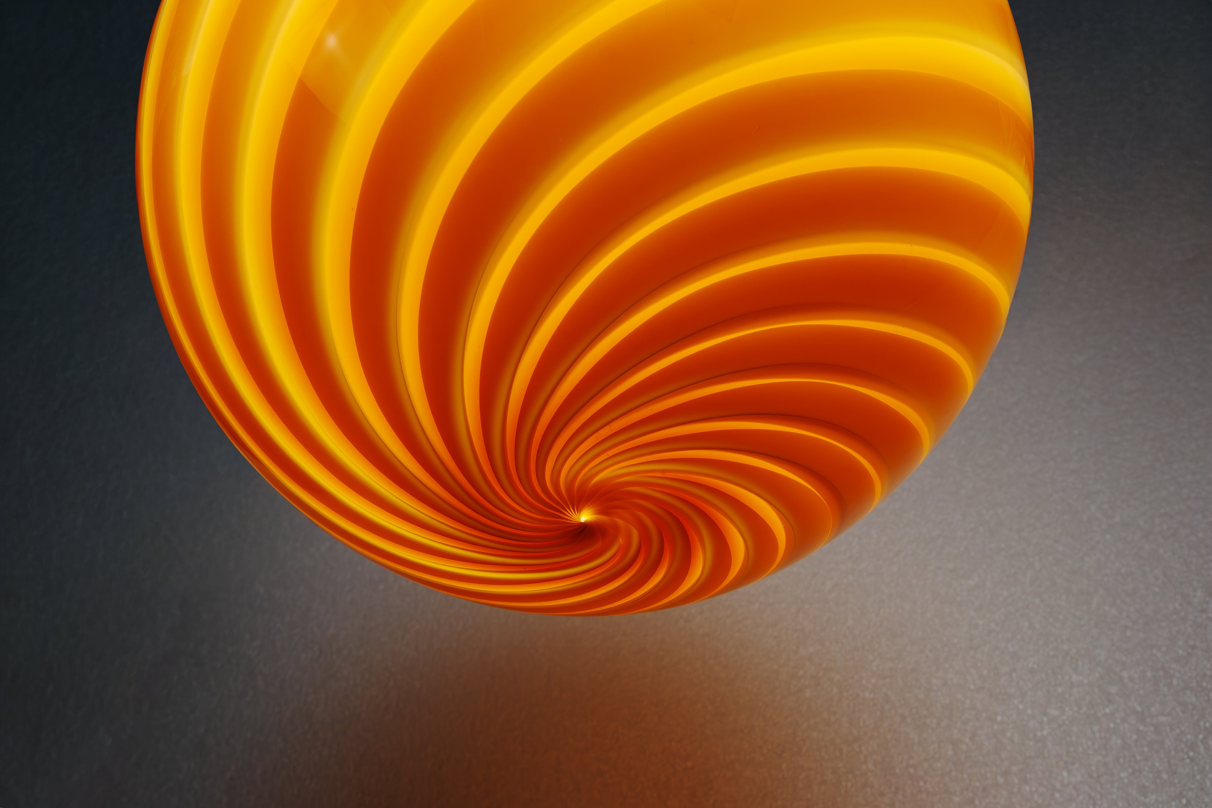 Lampada a sospensione Candy a sfera in vetro di Murano giallo miele a spirale D30