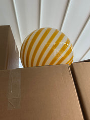 Lampada da tavolo Candy a sfera in vetro di Murano bianco e giallo a spirale D40