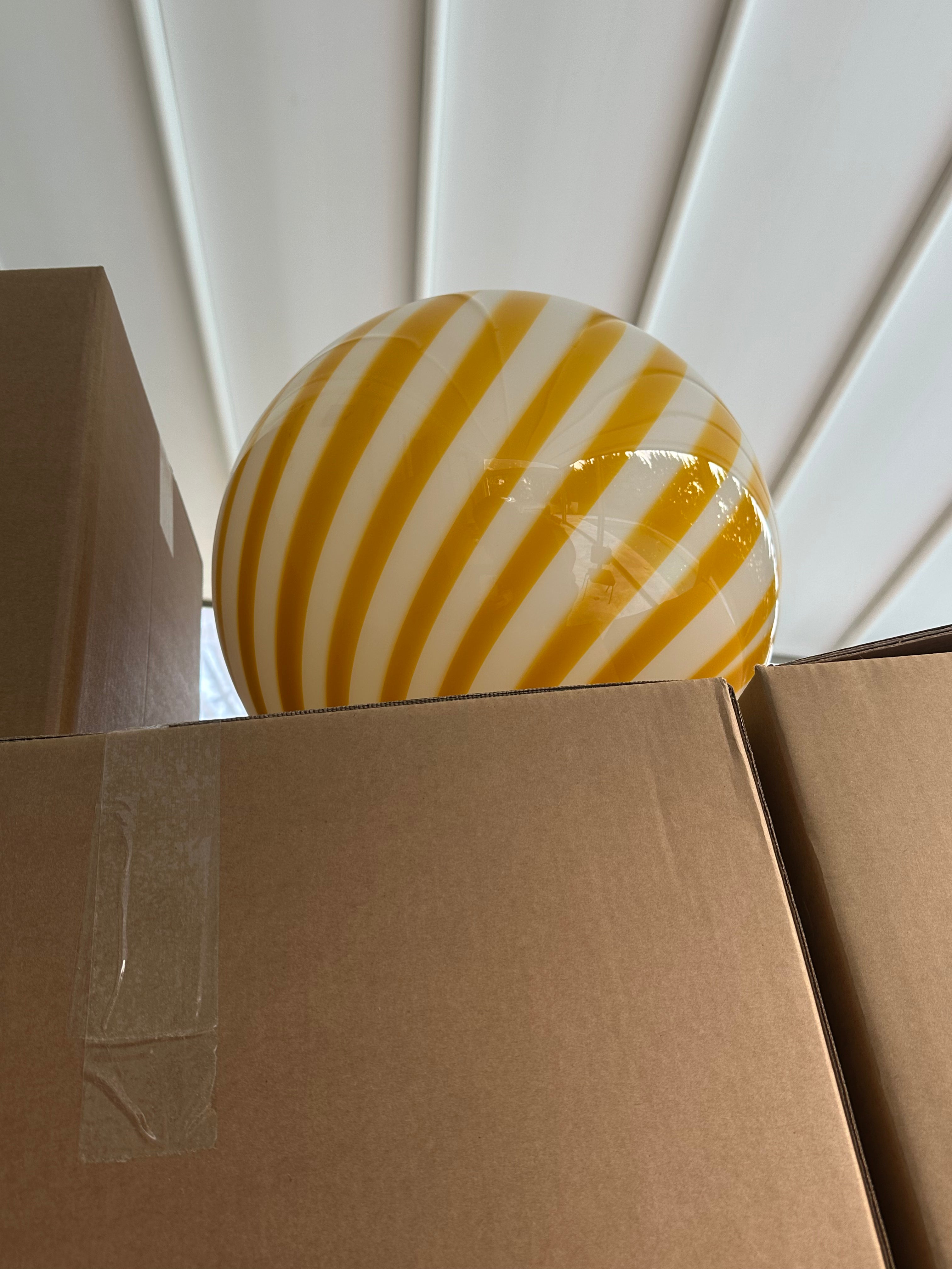 Lampada da tavolo Candy a sfera in vetro di Murano bianco e giallo a spirale D40