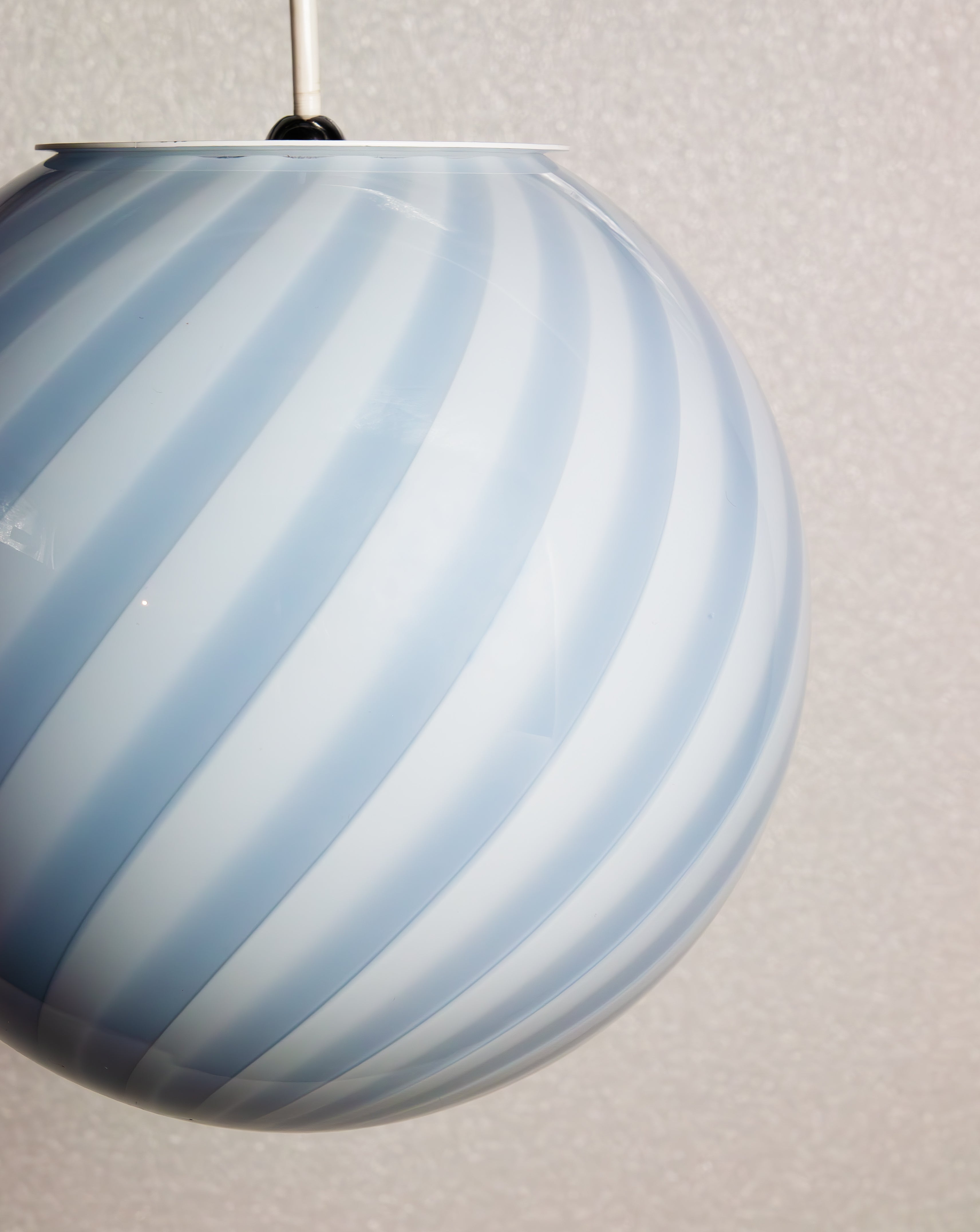 Lampada a sospensione Candy a sfera in vetro di Murano azzurro chiaro vortice D20