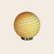 Lampada da tavolo Candy a sfera in vetro di Murano bianco e giallo a spirale D40