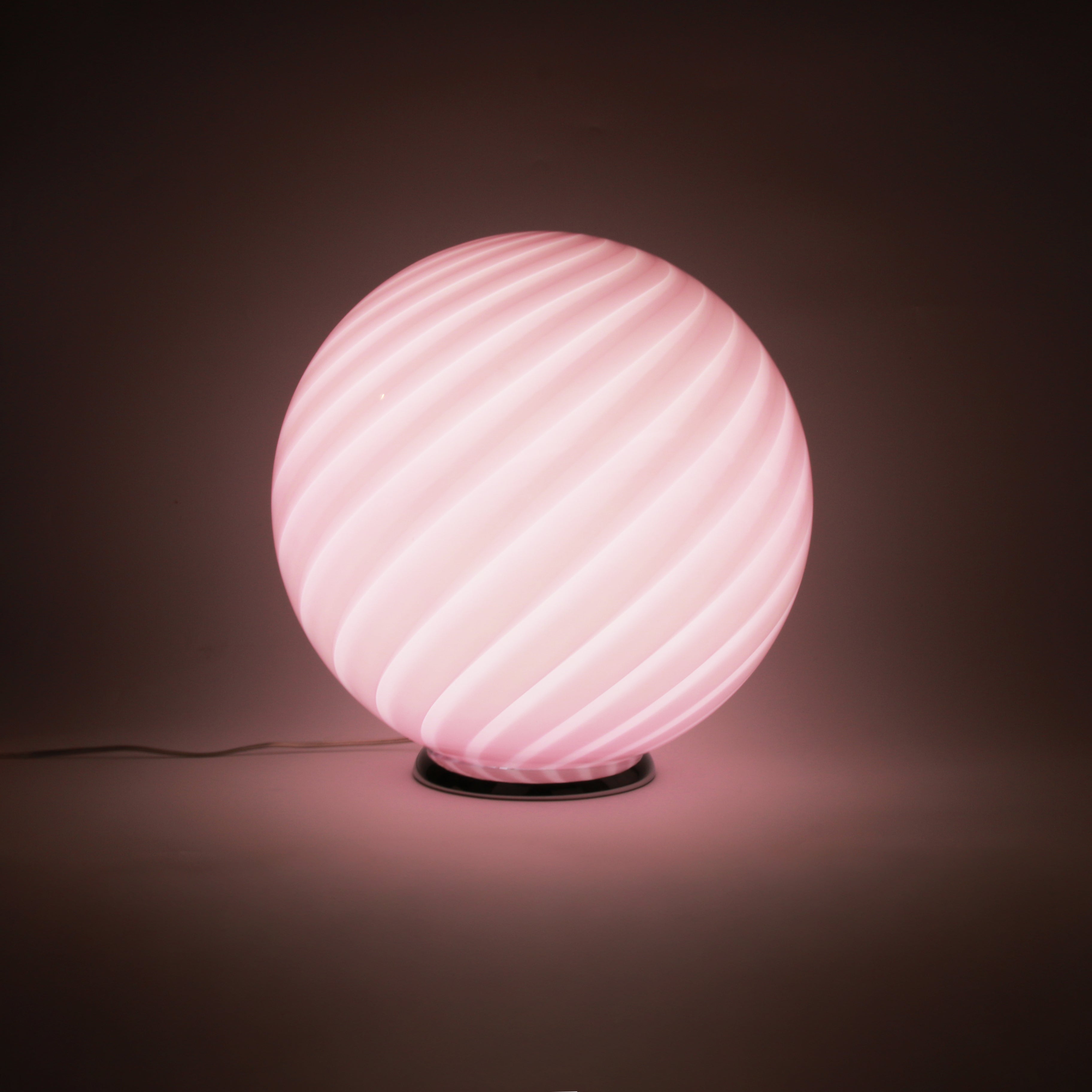 Lampada da tavolo Candy a sfera in vetro di Murano rosa a spirale D40