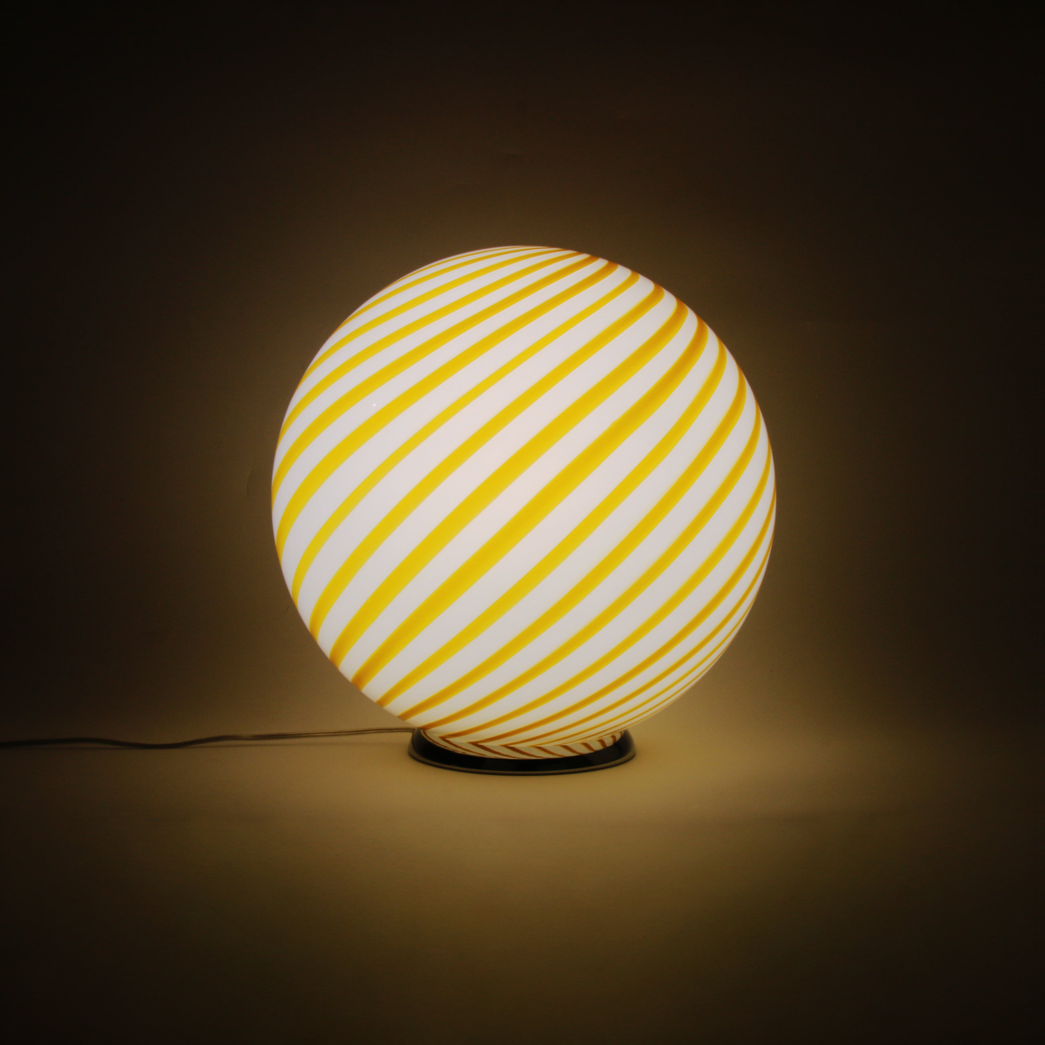 Lampada da tavolo Candy a sfera in vetro di Murano bianco e giallo a spirale D40