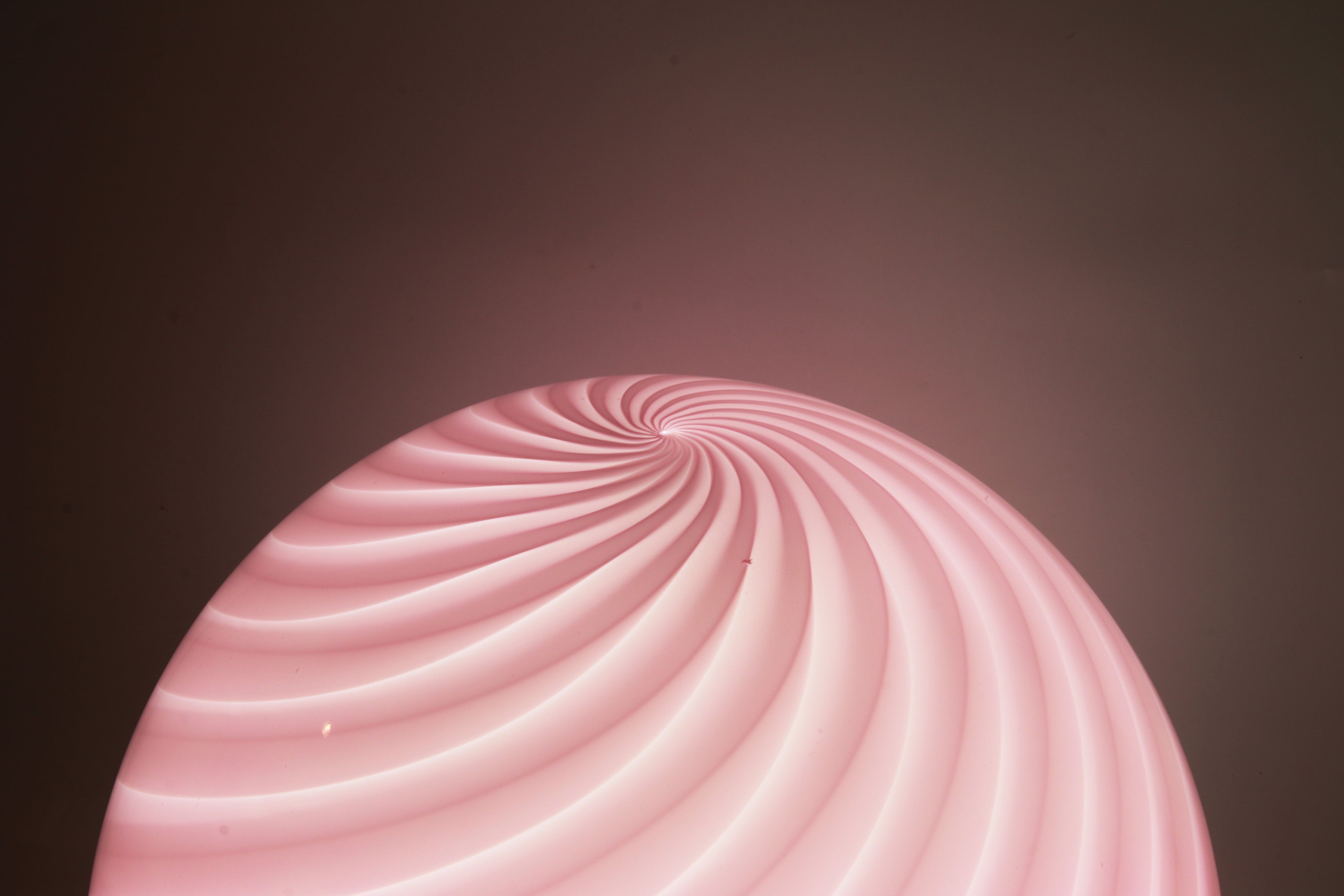 Lampada da tavolo Candy a sfera in vetro di Murano rosa a spirale D40