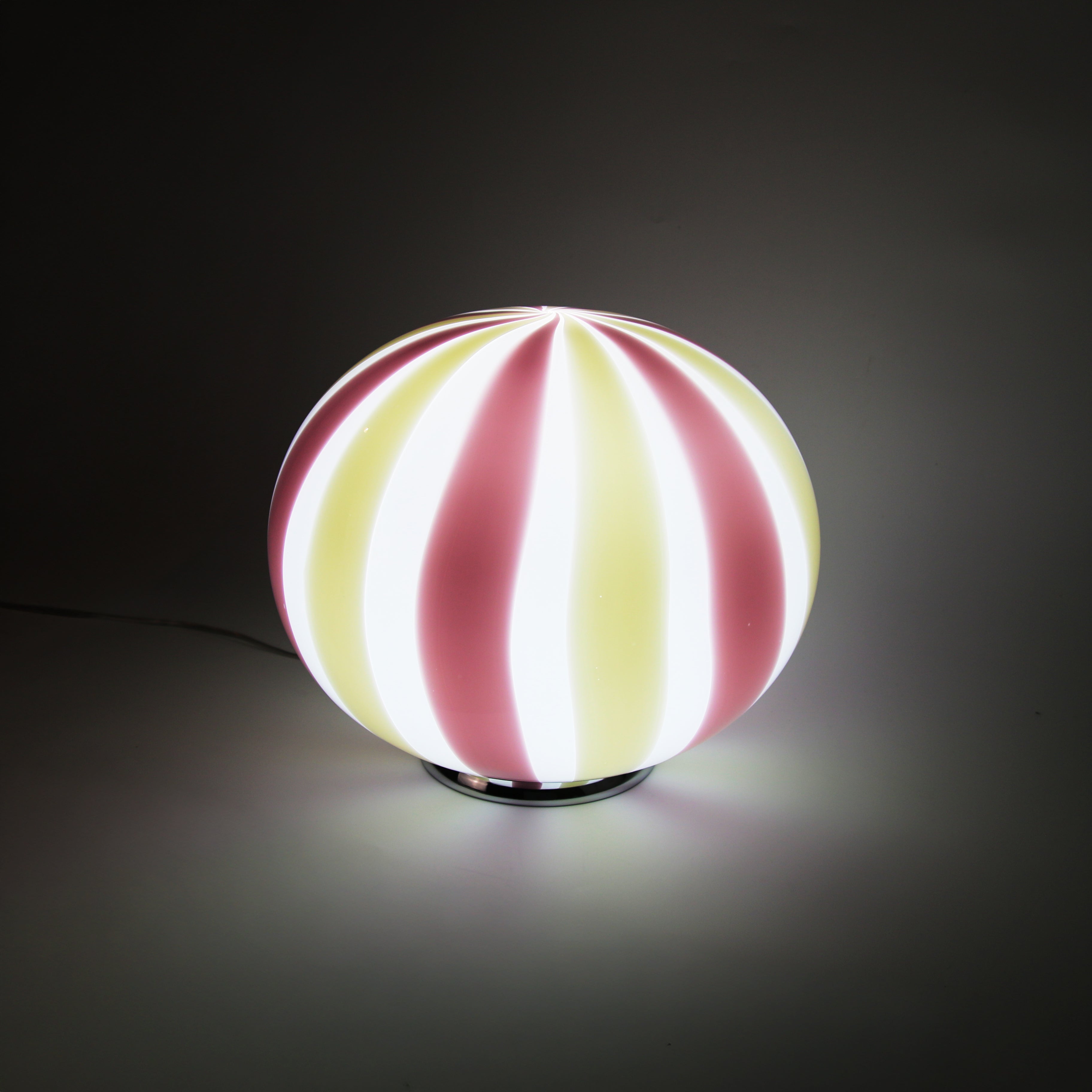 Lampada da tavolo ovale Candy in vetro di Murano lavanda D40