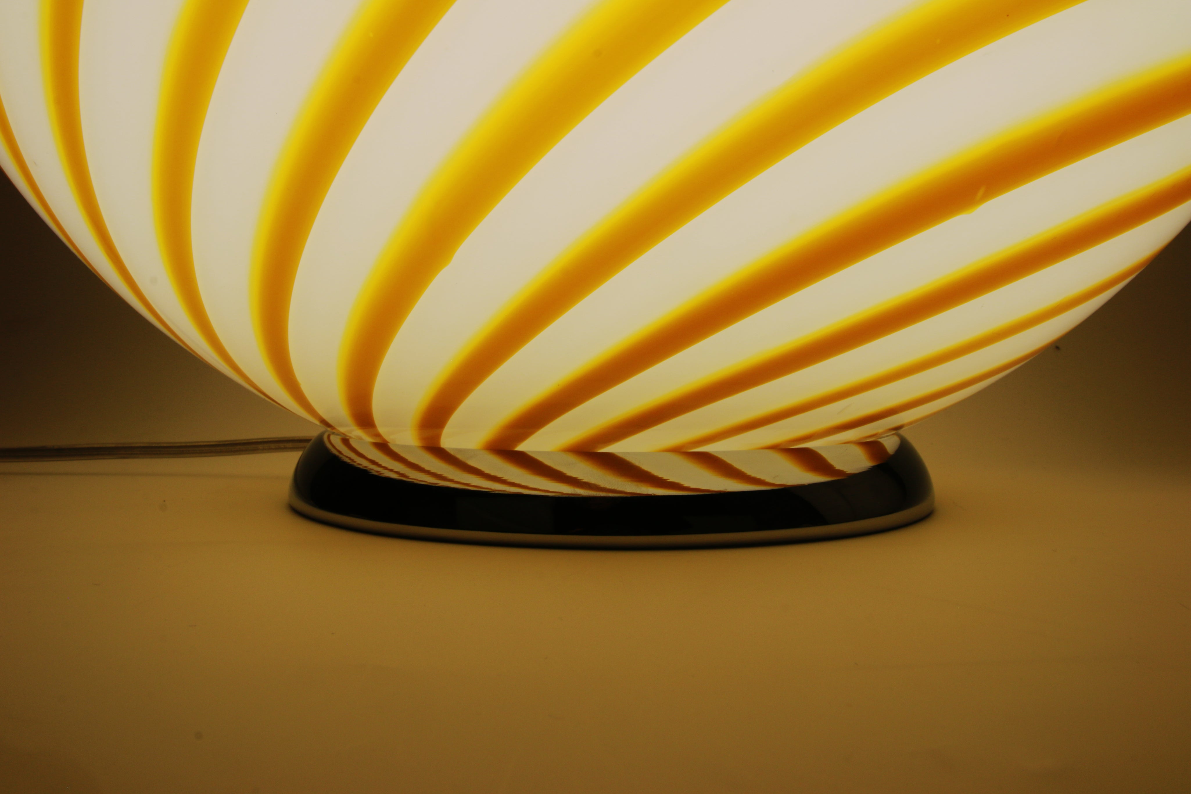 Lampada da tavolo Candy a sfera in vetro di Murano bianco e giallo a spirale D40