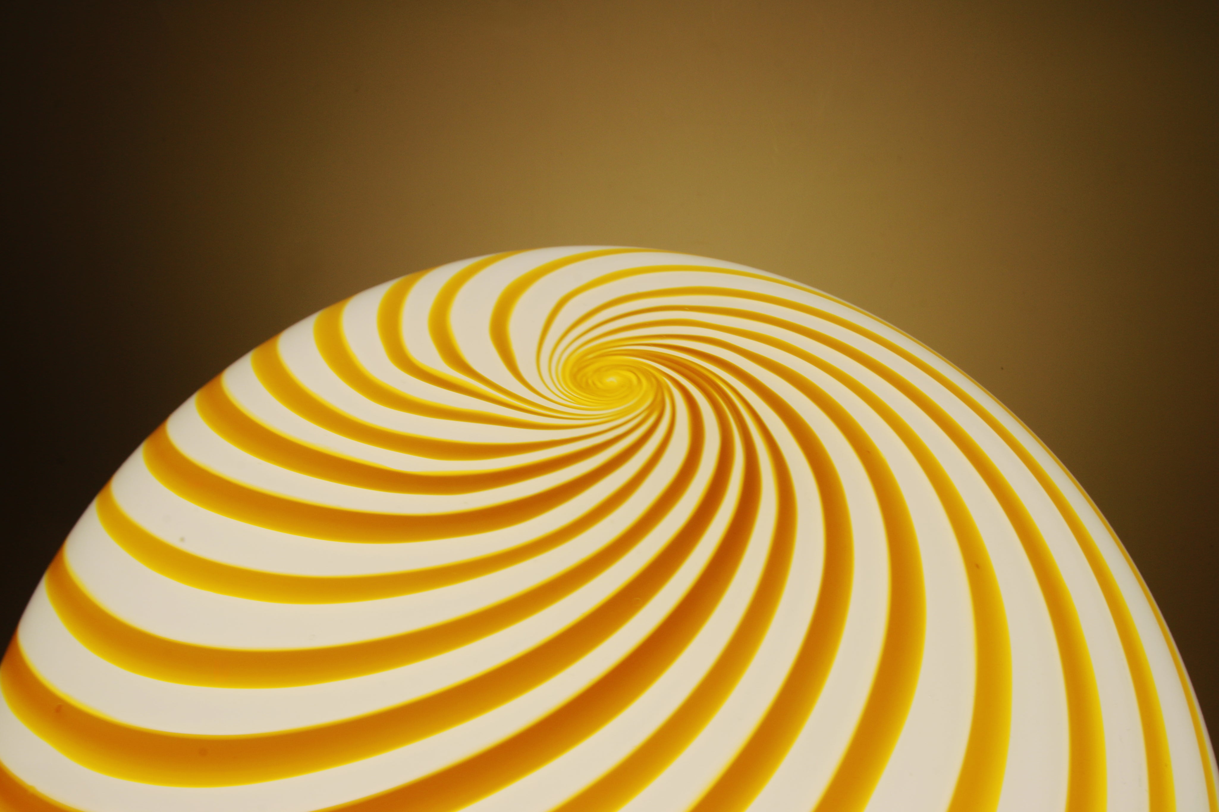 Lampada da tavolo Candy a sfera in vetro di Murano bianco e giallo a spirale D40