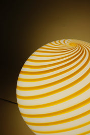 Lampada da tavolo Candy a sfera in vetro di Murano bianco e giallo a spirale D40