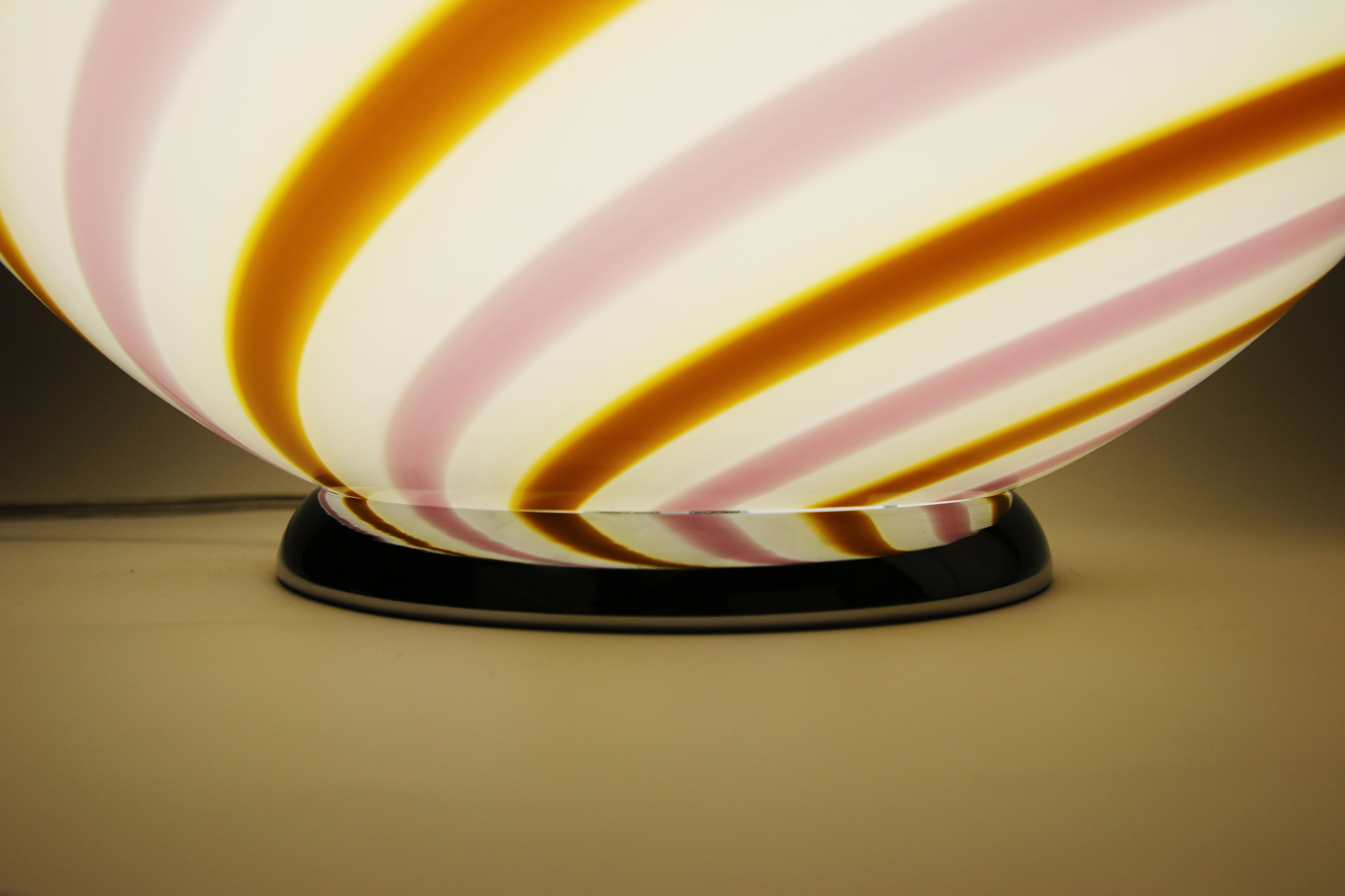 Lampada da tavolo Candy a sfera in vetro di Murano "Love & Senape" rosa e giallo a spirale D40