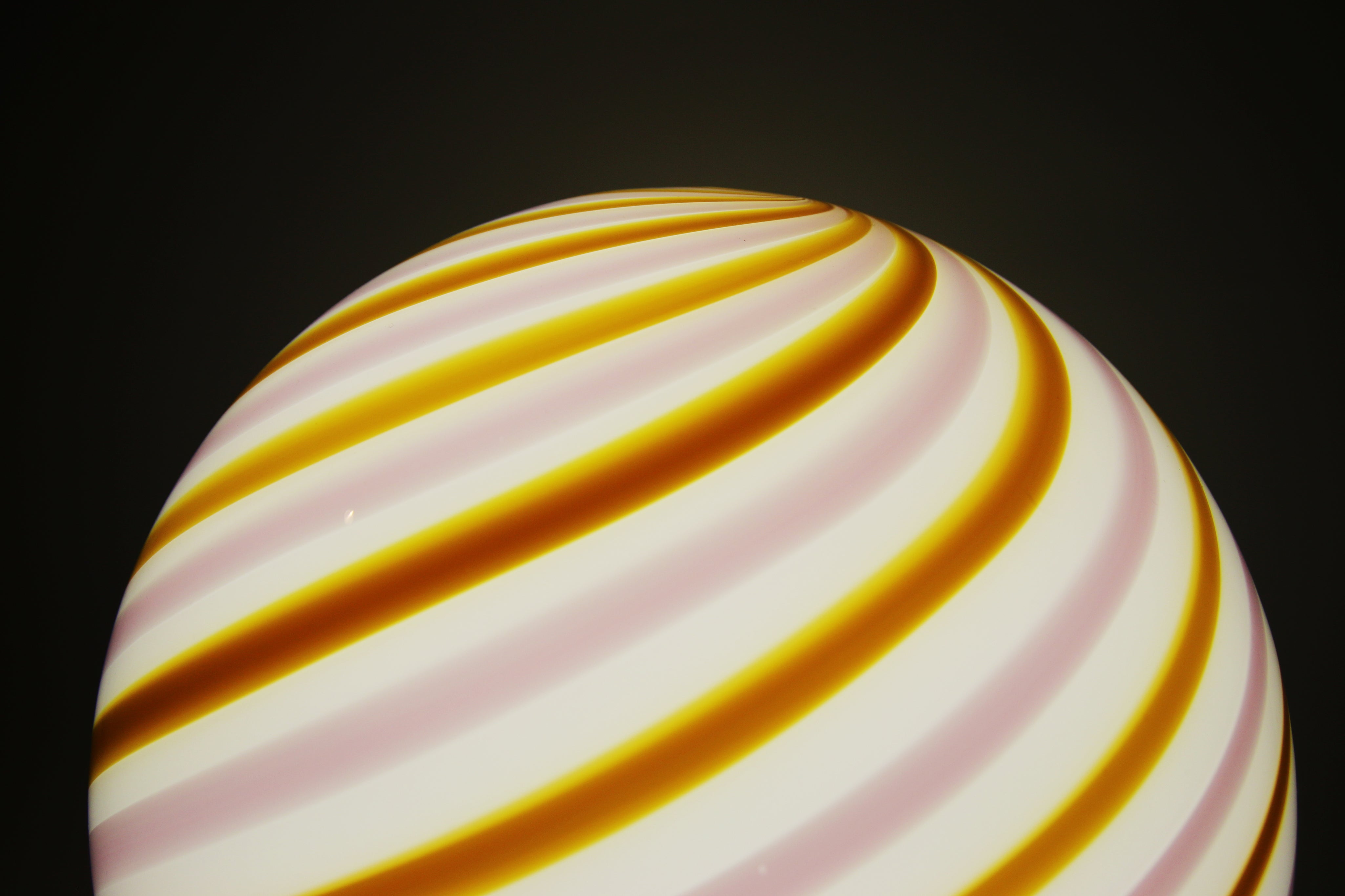 Lampada da tavolo Candy a sfera in vetro di Murano "Love & Senape" rosa e giallo a spirale D40