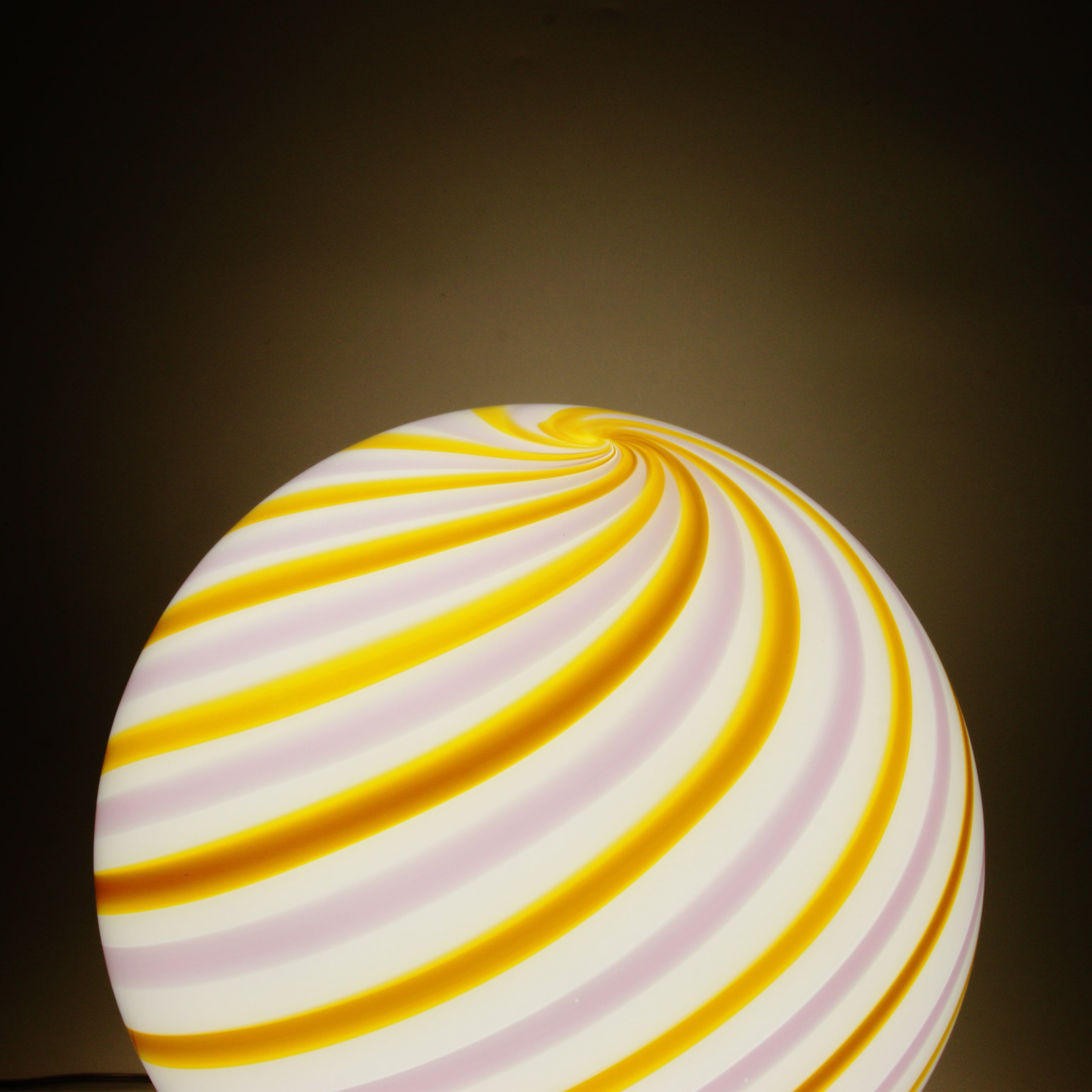 Lampada da tavolo Candy a sfera in vetro di Murano "Love & Senape" rosa e giallo a spirale D40