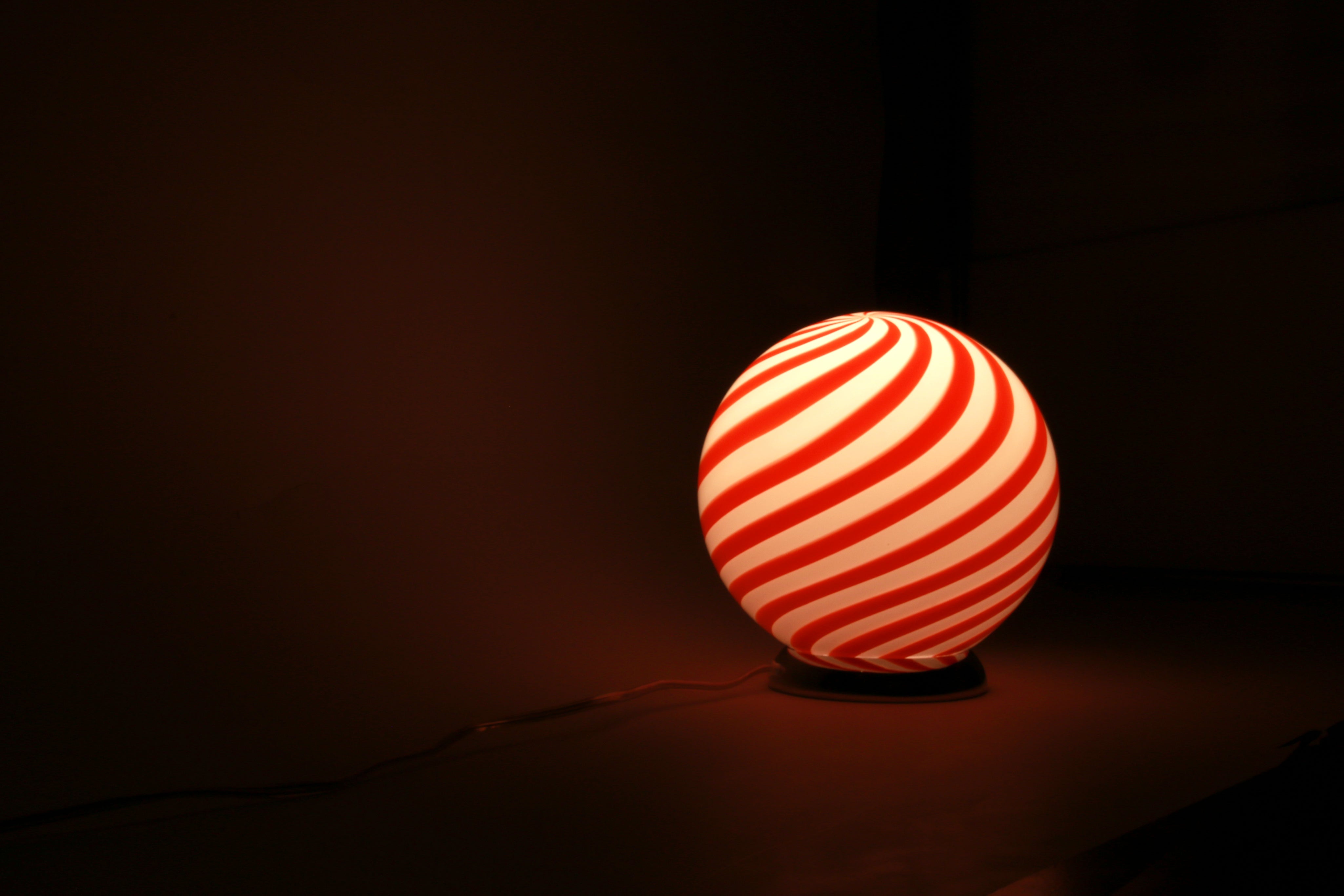 Candy Murano glass sphere table lamp red and white swirl D20
