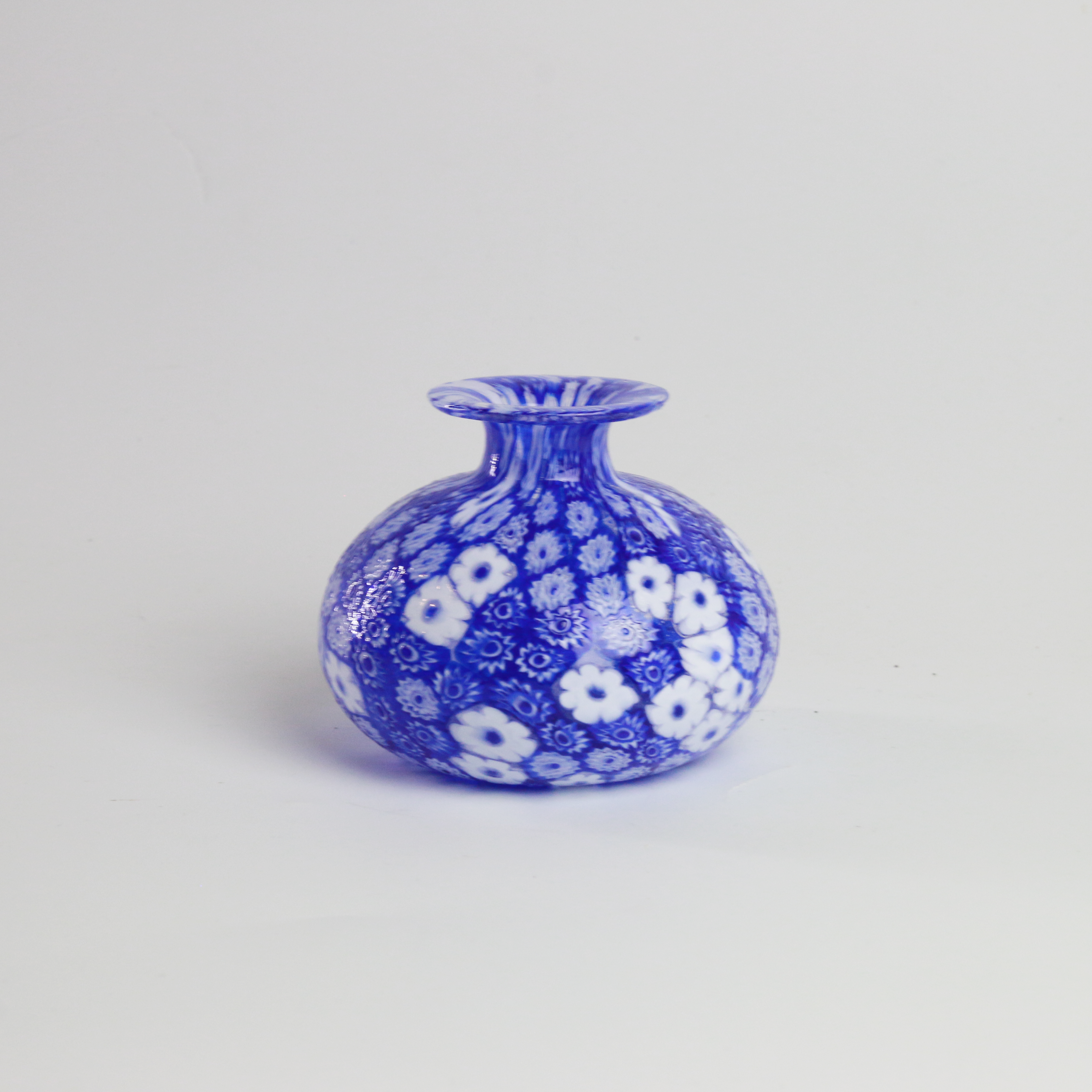 Laguna Fiorita – Vaso Cipolla in Vetro di Murano con Murrine Floreali Blu