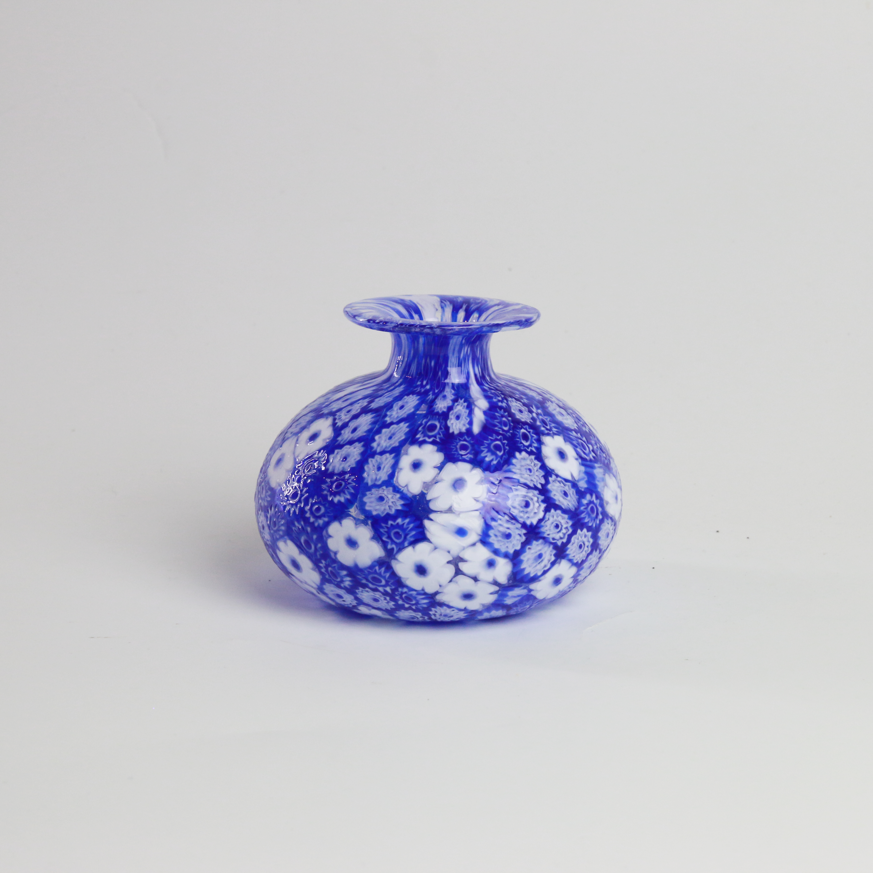 Laguna Fiorita – Vaso Cipolla in Vetro di Murano con Murrine Floreali Blu