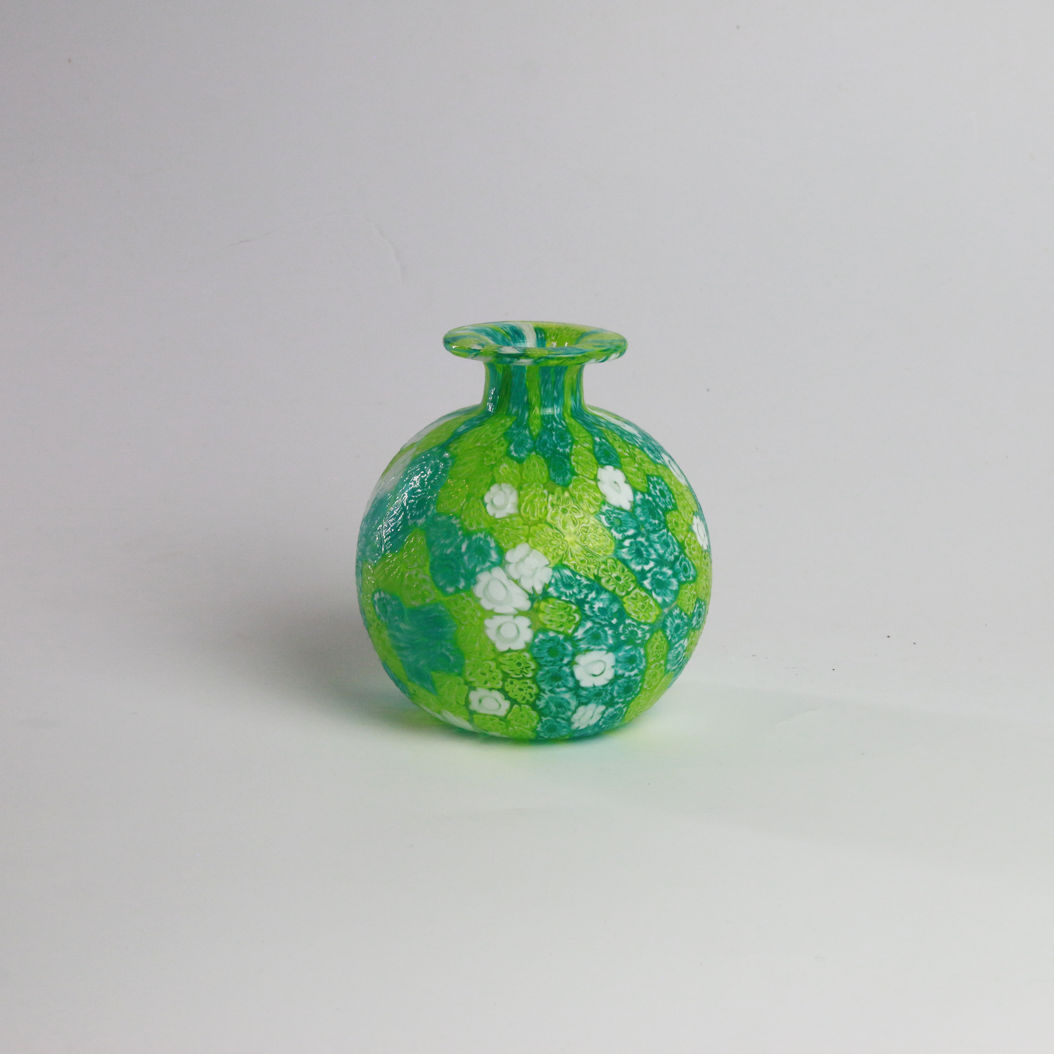Laguna Fiorita – Vaso sferico in vetro di Murano con murrine floreali verdi