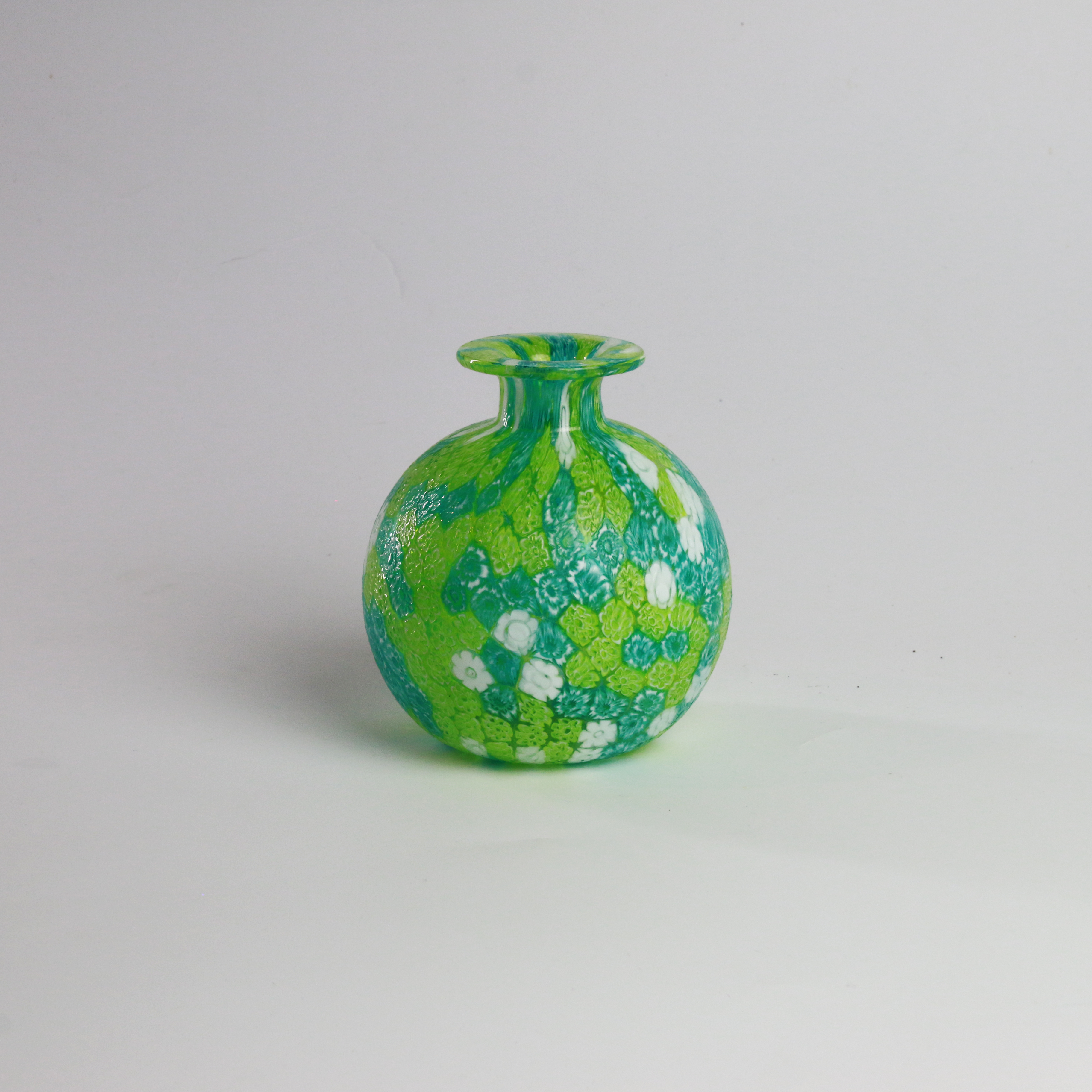 Laguna Fiorita – Vaso sferico in vetro di Murano con murrine floreali verdi