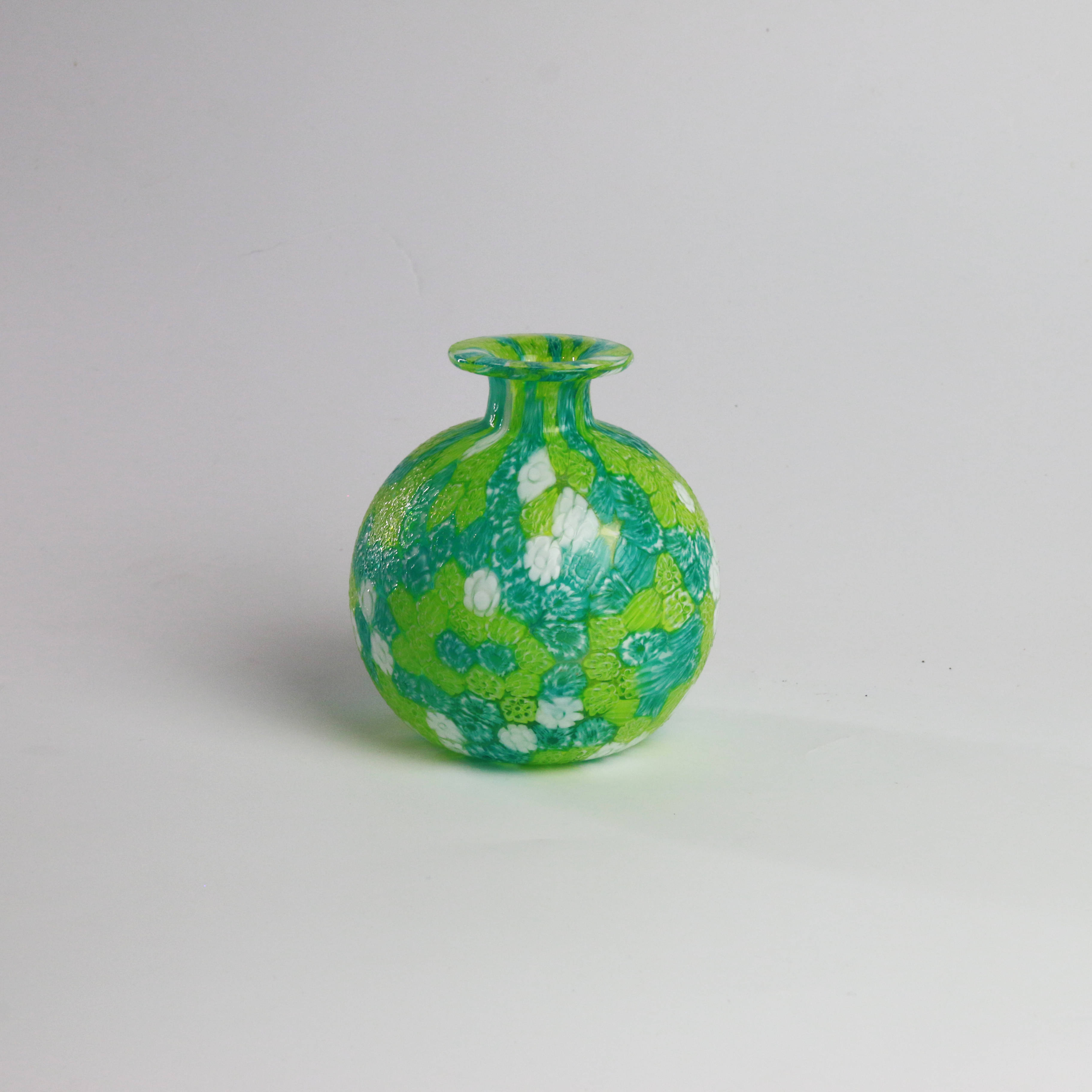 Laguna Fiorita – Vaso sferico in vetro di Murano con murrine floreali verdi