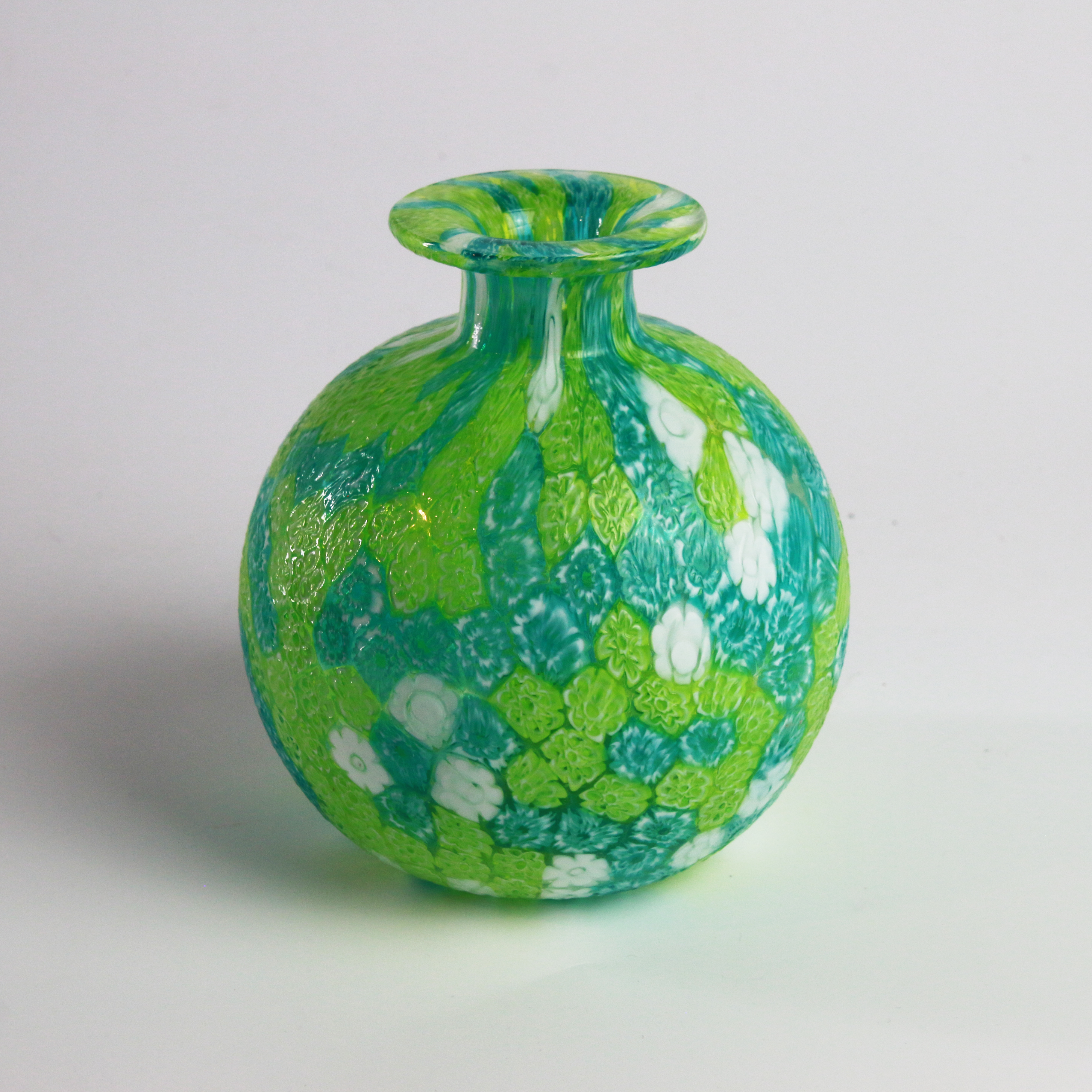 Laguna Fiorita – Vaso sferico in vetro di Murano con murrine floreali verdi